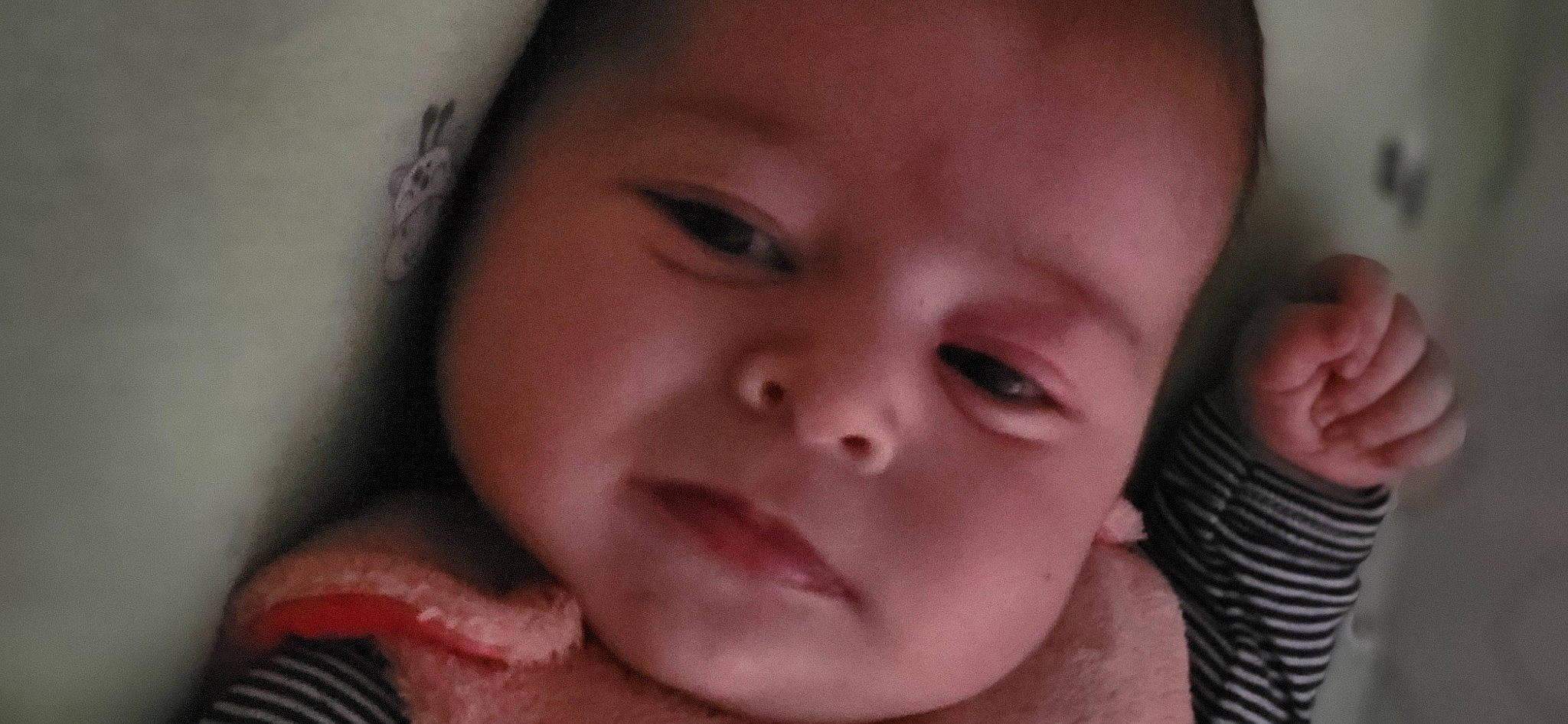 Alix a rejoint le concours — aidez-le/la à gagner de superbes lots ! baby, cheek, chin, ear, eye, eyebrow, eyelash, finger, forehead, gesture, happy, head, iris, jaw, lip, mouth, neck, nose, person, skin