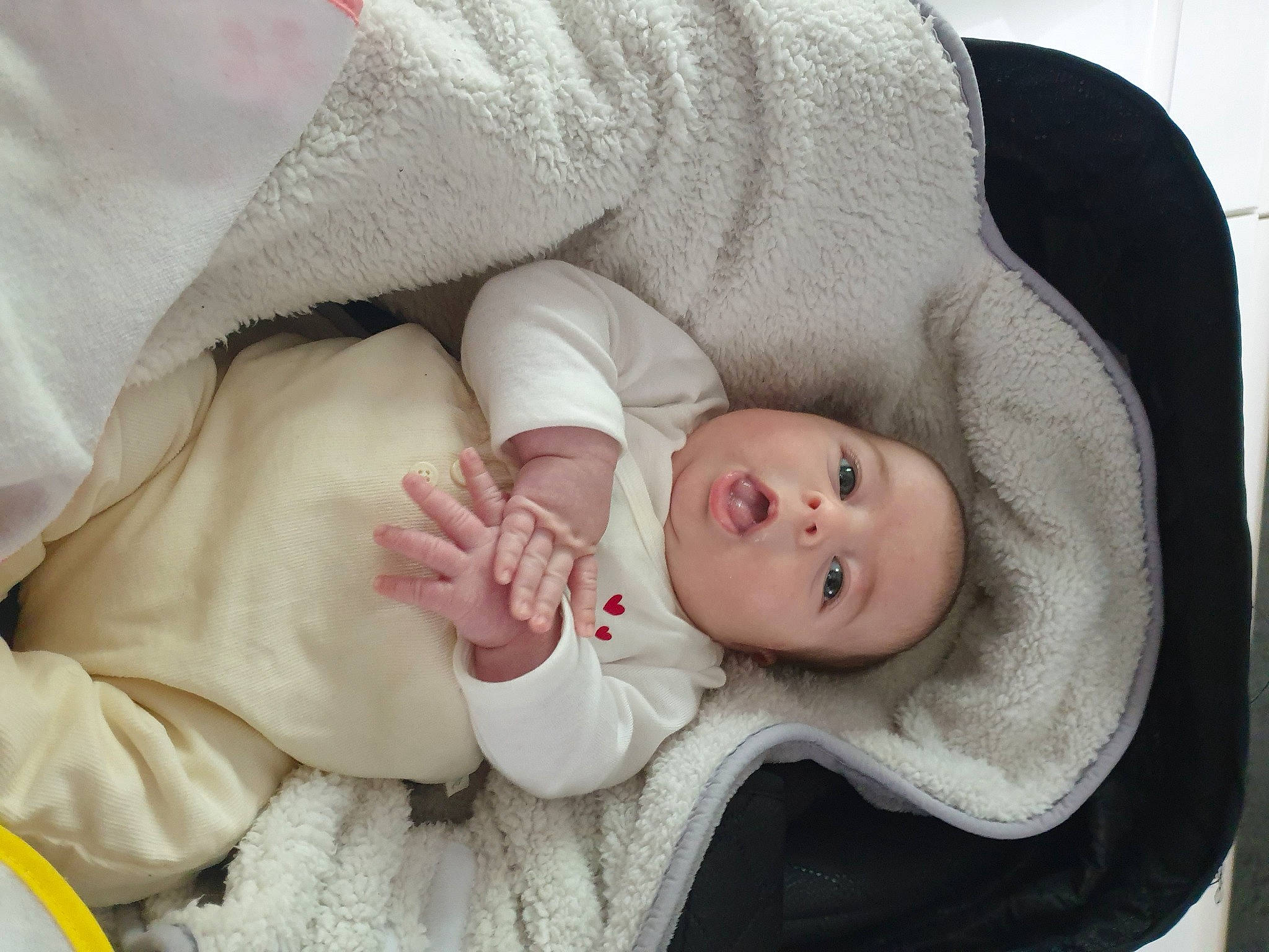 Alix a rejoint le concours — aidez-le/la à gagner de superbes lots ! baby, baby_products, baby_safety, baby_sleeping, baby_toddler_clothing, cheek, child, comfort, linens, person, portrait_photography, product, sitting, skin, sleep, sleeve, textile, toddler