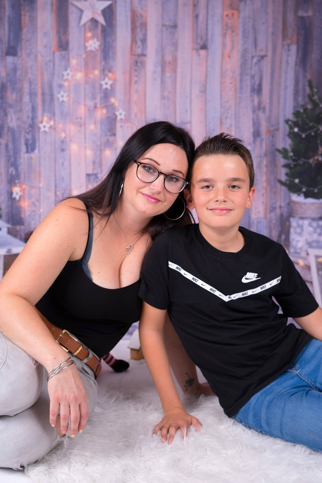 Mathis a rejoint le concours — aidez-le/la à gagner de superbes lots ! abdomen, arm, black_hair, bracelet, chest, fashion_accessory, flash_photography, flowerpot, friendship, glasses, hand, happy, houseplant, jewellery, joy, love, mouth, necklace, person, sleeveless_shirt