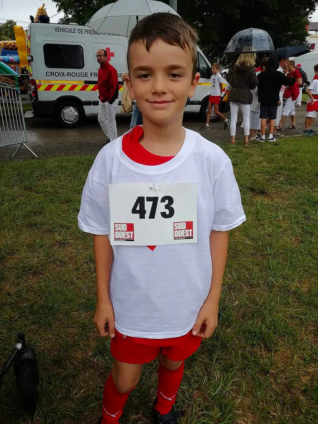 Mathis participe au concours pour gagner de l'argent avec cette photo : active_shirt, bench, camera, carmine, joy, outdoor_furniture, person, sock, umbrella, under_exposed