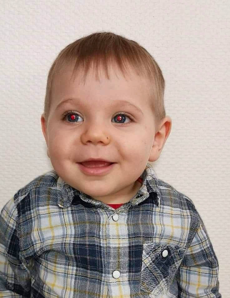 Harvey participe au concours pour gagner de l'argent avec cette photo : baby_toddler_clothing, cheek, chin, collar, dress_shirt, eyelash, happy, head, iris, joy, lip, nose, outerwear, pattern, person, plaid, shirt, skin, sleeve, smile