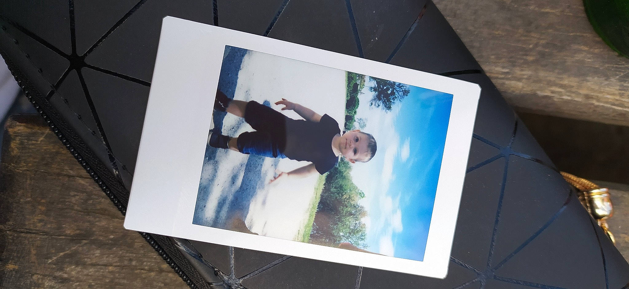 Harvey participe au concours pour gagner de l'argent avec cette photo : advertising, art, beauty, display_device, font, formal_wear, joy, material_property, person, photographic_paper, rectangle, reflection, room, shirt, sky, smile, suit, t_shirt, tree, visual_arts