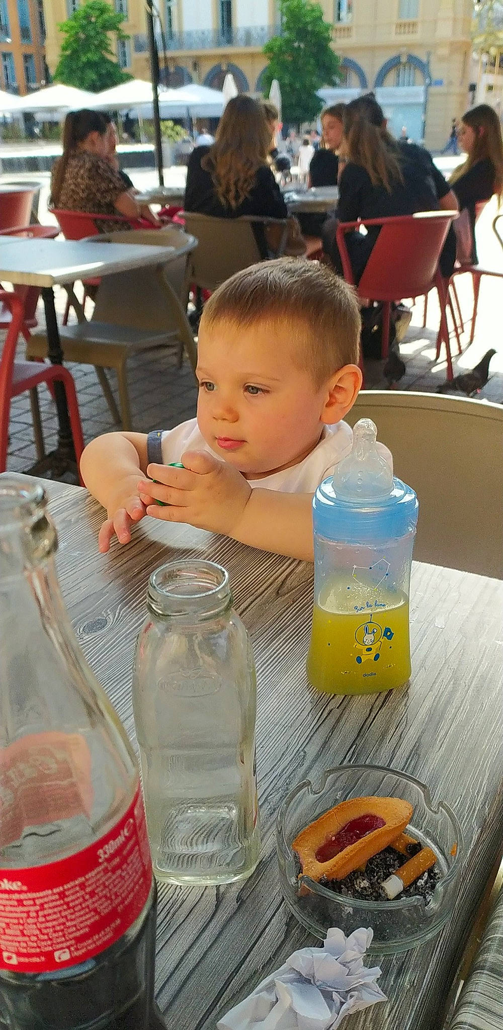 Harvey participe au concours pour gagner de l'argent avec cette photo : baby, baby_bottle, bottle, chair, child, drink, drinking_water, drinkware, event, fluid, glass, person, plastic_bottle, room, skin, solvent, t_shirt, table, toddler, water
