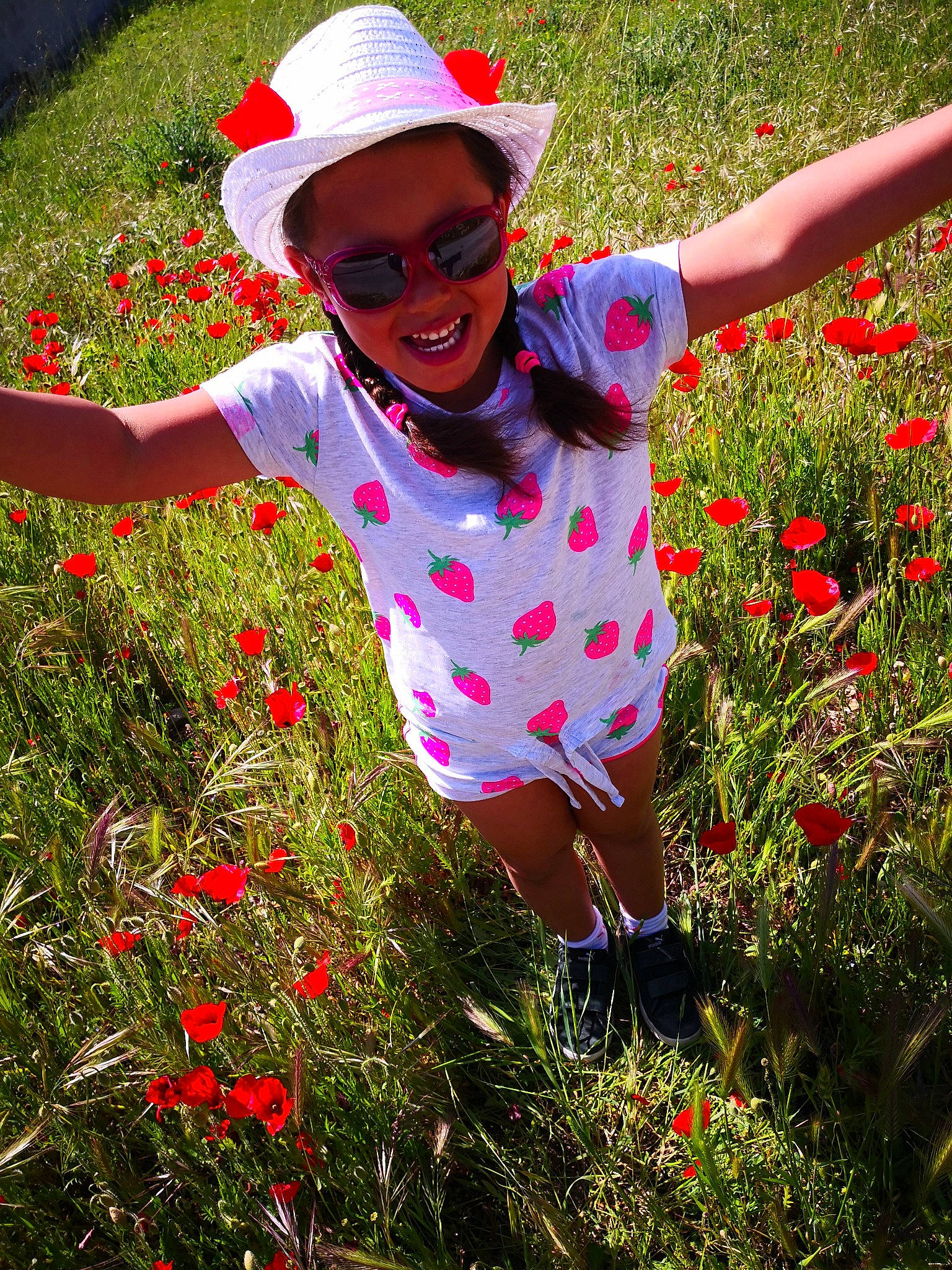 Aïna a rejoint le concours — aidez-le/la à gagner de superbes lots ! botany, child, coquelicot, flower, garden, grass, grass_family, happy, herbaceous_plant, joy, meadow, people_in_nature, person, plant, play, shrub, smile, spring, summer, sun_hat