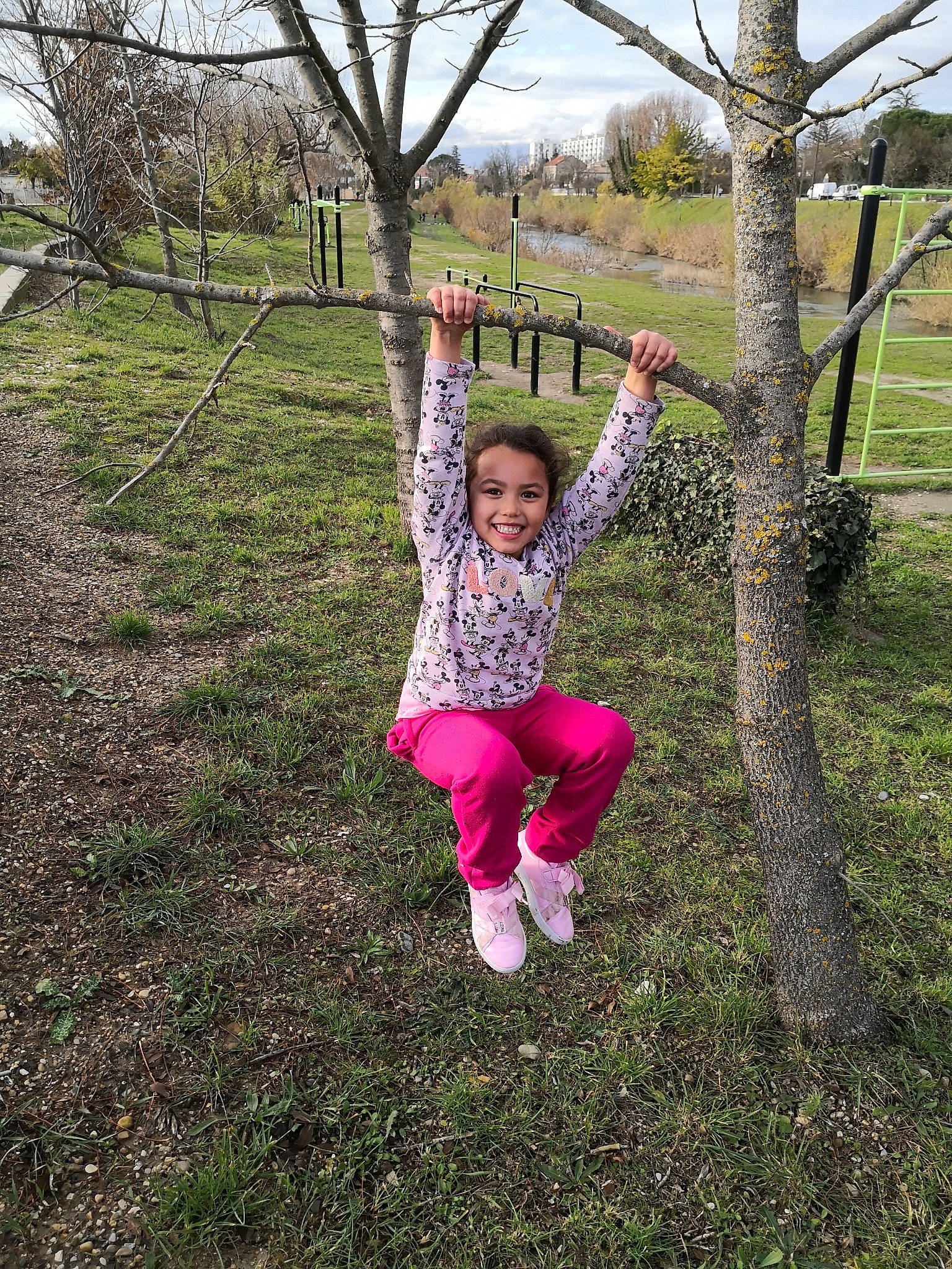 Aïna a rejoint le concours — aidez-le/la à gagner de superbes lots ! branch, child, fun, grass, happy, joy, leaf, leisure, person, pink, plant, smile, spring, toddler, tree, vacation