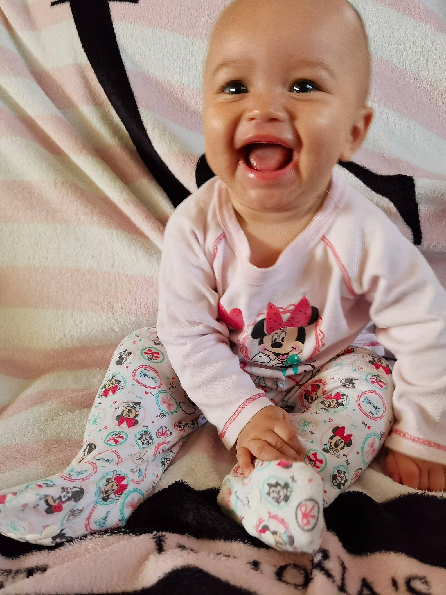 Avanna participe au concours pour gagner de l'argent avec cette photo : baby, baby_laughing, baby_toddler_clothing, cheek, child, eye, face, facial_expression, happy, head, laugh, lip, person, pink, sitting, skin, sleeve, smile, toddler