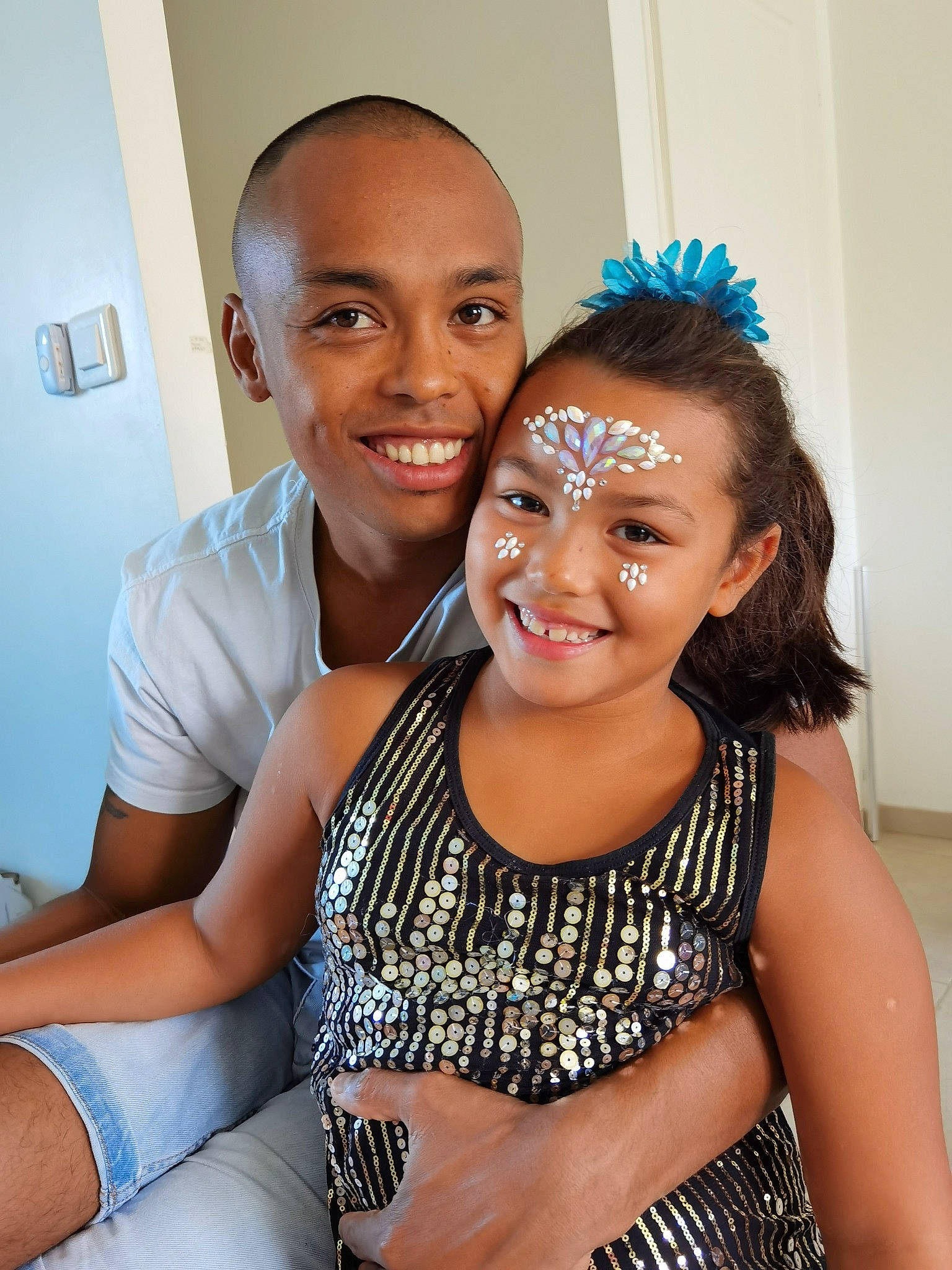 Aïna participe au concours pour gagner de l'argent avec cette photo : child, event, face, family, fashion_accessory, fun, hair_accessory, happy, head, joy, people, person, room, smile, toddler, vacation