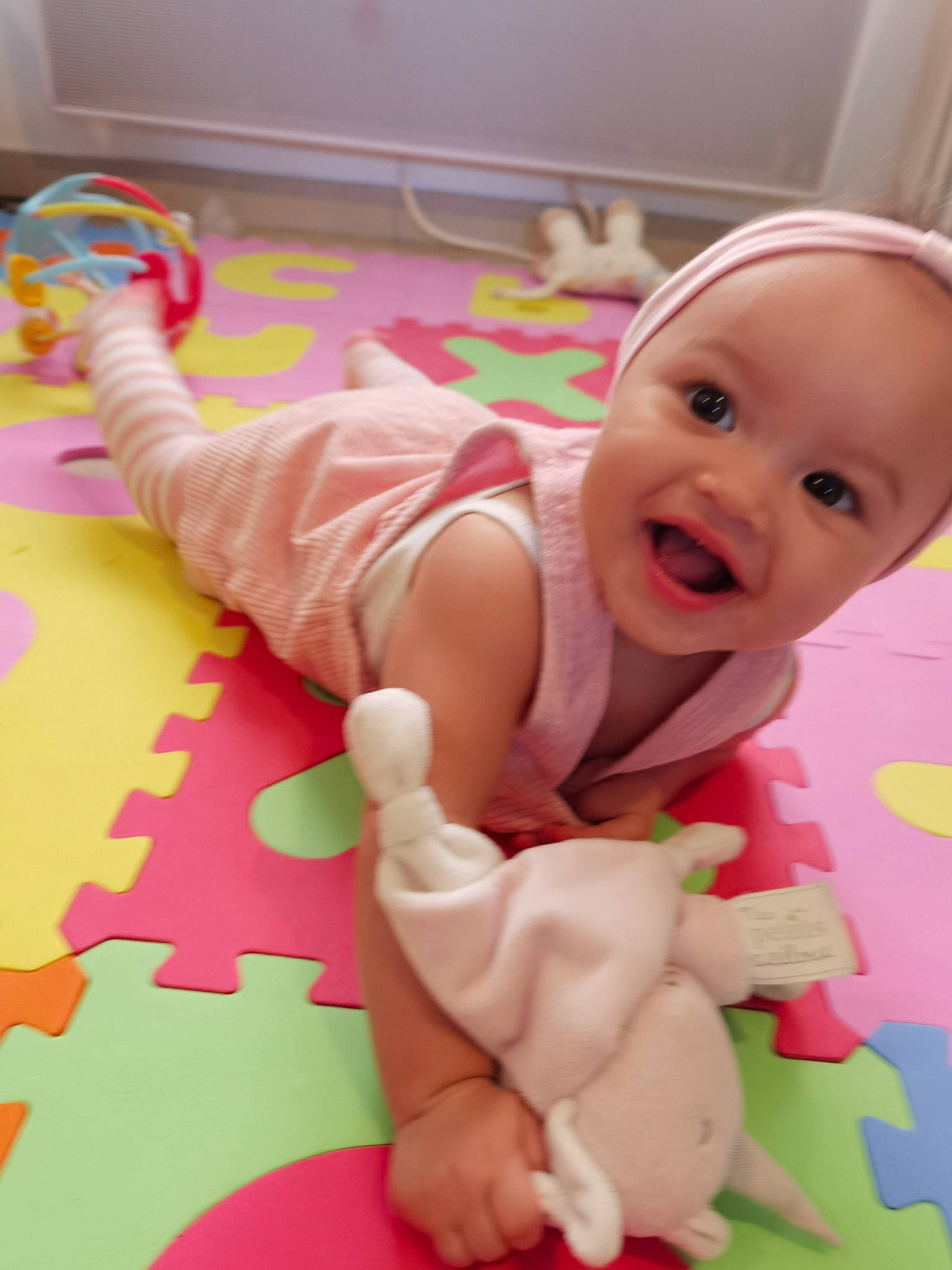 Avanna participe au concours pour gagner de l'argent avec cette photo : baby, baby_products, baby_toddler_clothing, cheek, child, person, pink, play, room, skin, smile, toddler, toy