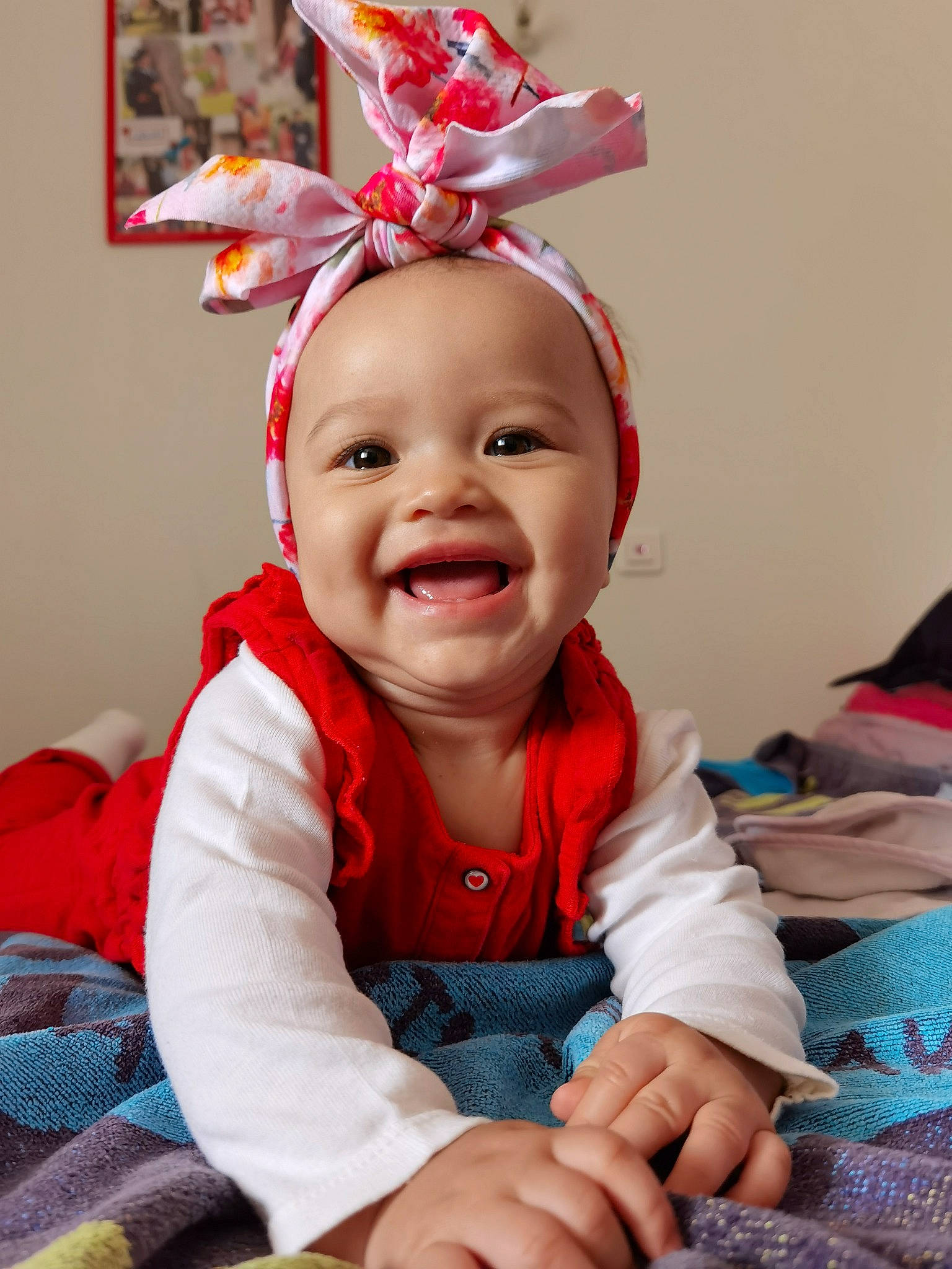 Avanna a rejoint le concours — aidez-le/la à gagner de superbes lots ! baby, cheek, child, ear, face, fashion_accessory, hair_accessory, happy, head, headband, headgear, headwear, joy, organ, person, pink, play, red, room, sitting