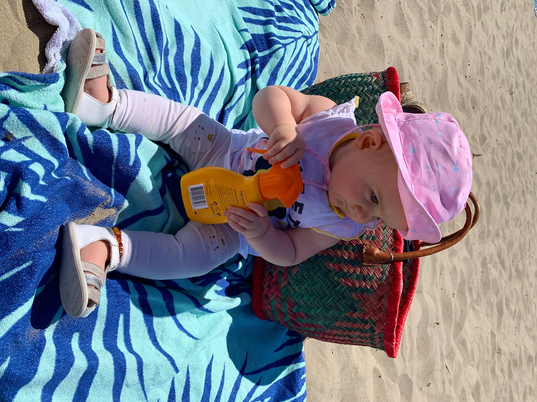 Aimy a rejoint le concours — aidez-le/la à gagner de superbes lots ! baby, child, event, fun, grass, happy, hat, headwear, landscape, leisure, person, play, recreation, sitting, sunglasses, toddler, tourism, tree, vacation