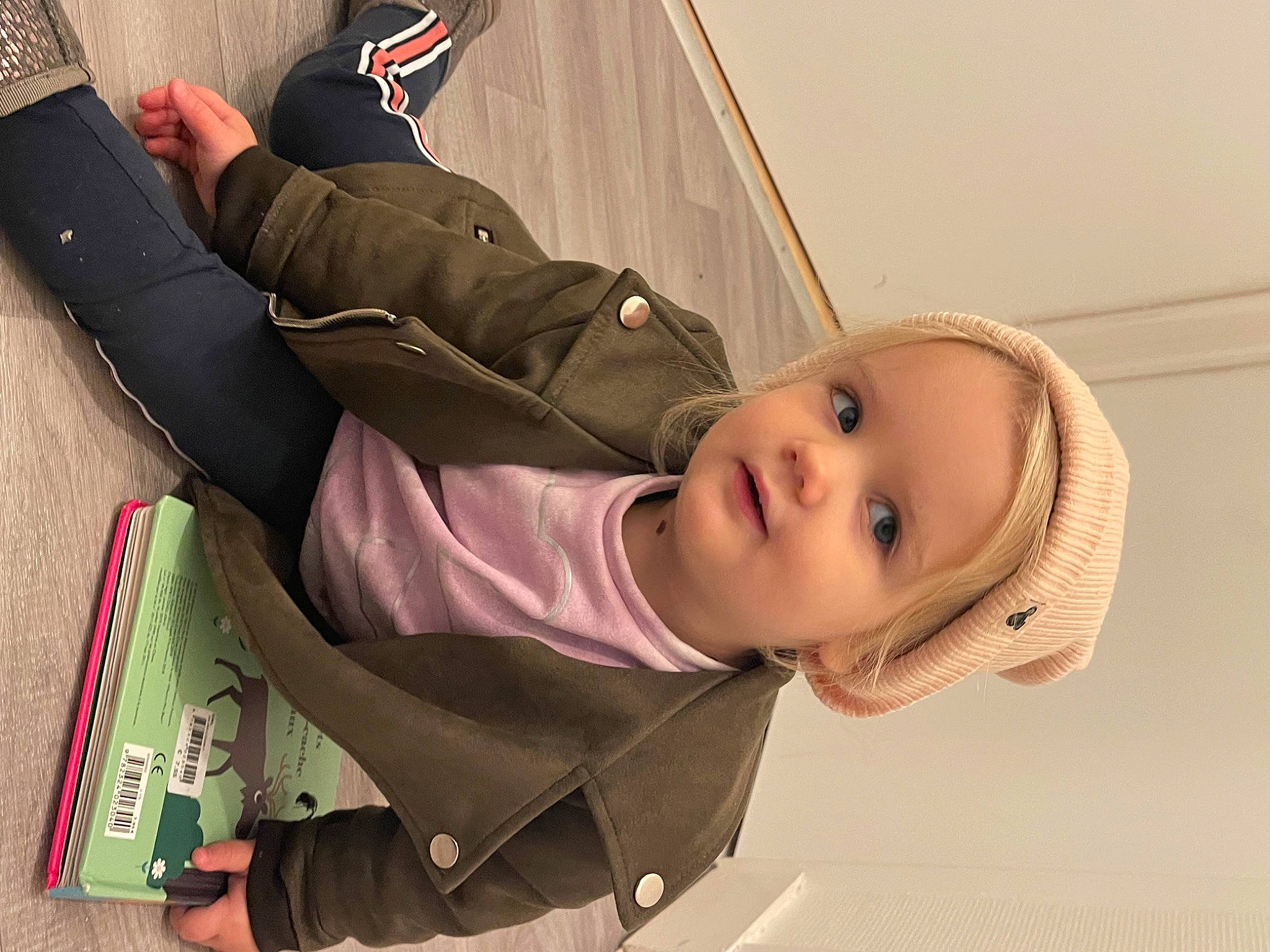 Aimy-rose participe au concours pour gagner de l'argent avec cette photo : baby, baby_products, baby_toddler_clothing, bag, child, comfort, elbow, eyelash, fashion_accessory, fun, happy, leisure, outerwear, person, room, sitting, smile, toddler, travel, tree