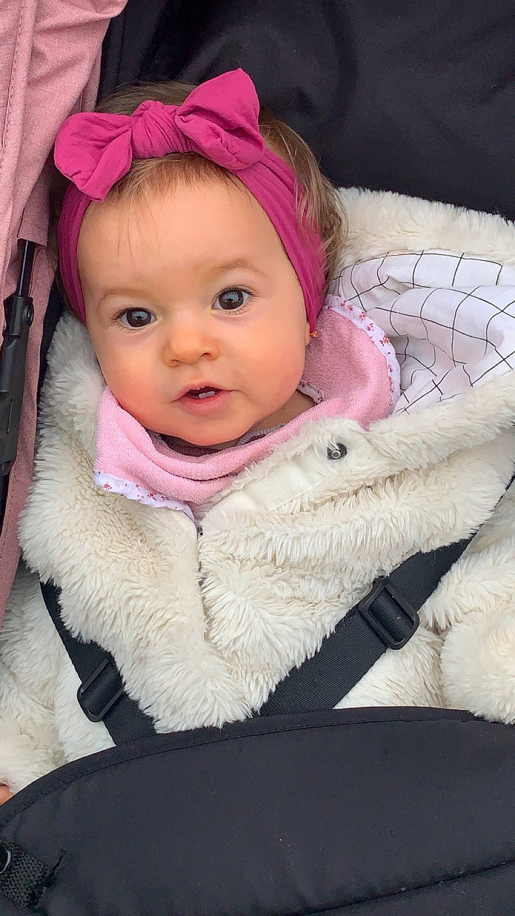 Joy a rejoint le concours — aidez-le/la à gagner de superbes lots ! baby, baby_toddler_clothing, cap, cheek, comfort, eye, eyebrow, eyelash, fashion_accessory, fur, happy, hood, iris, jacket, lip, nose, person, pink, sleeve, textile