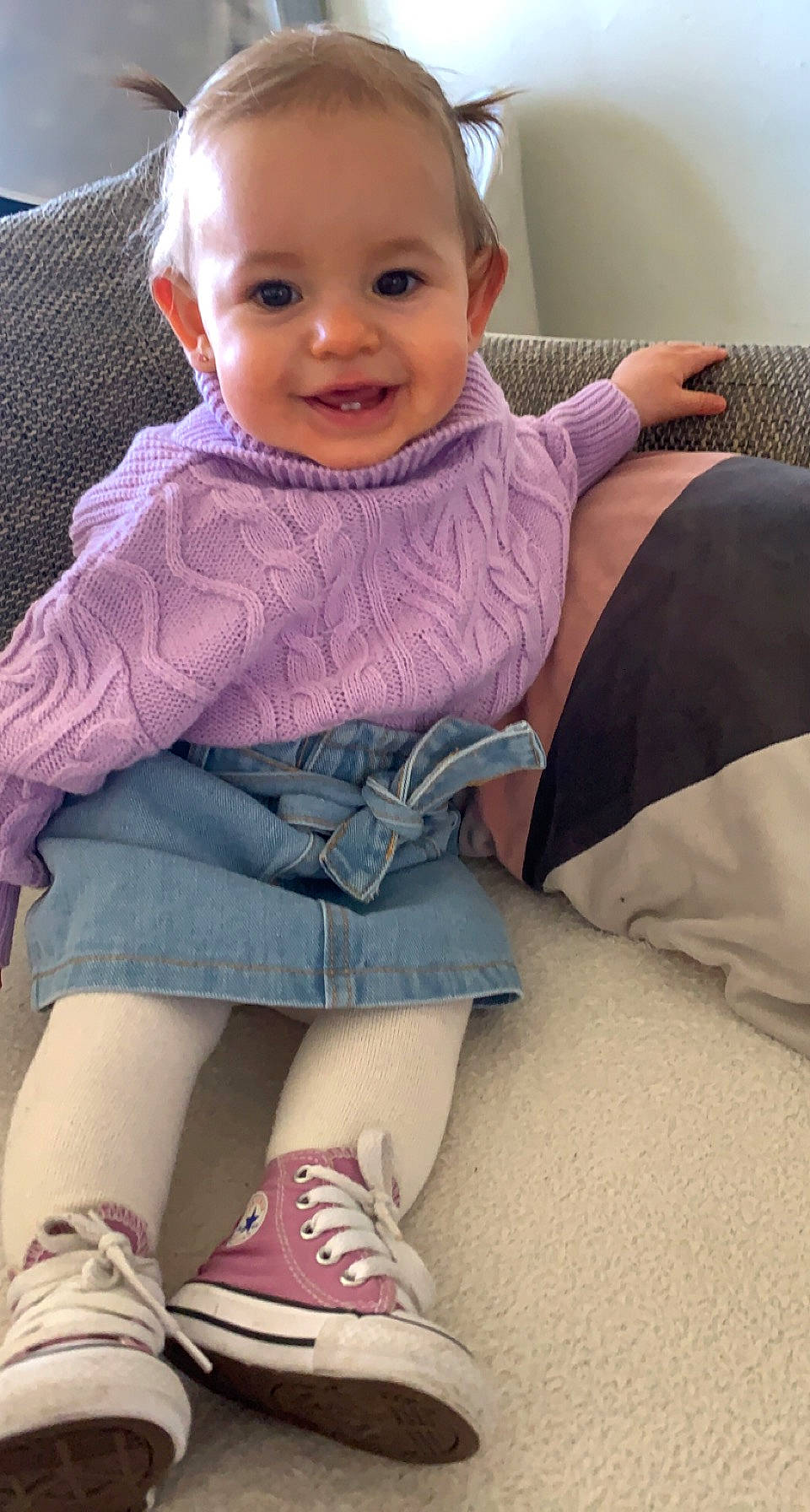 Joy a rejoint le concours — aidez-le/la à gagner de superbes lots ! baby_toddler_clothing, cheek, chin, comfort, face, finger, happy, head, iris, joint, joy, leg, lip, person, pink, purple, skin, sleeve, smile, textile