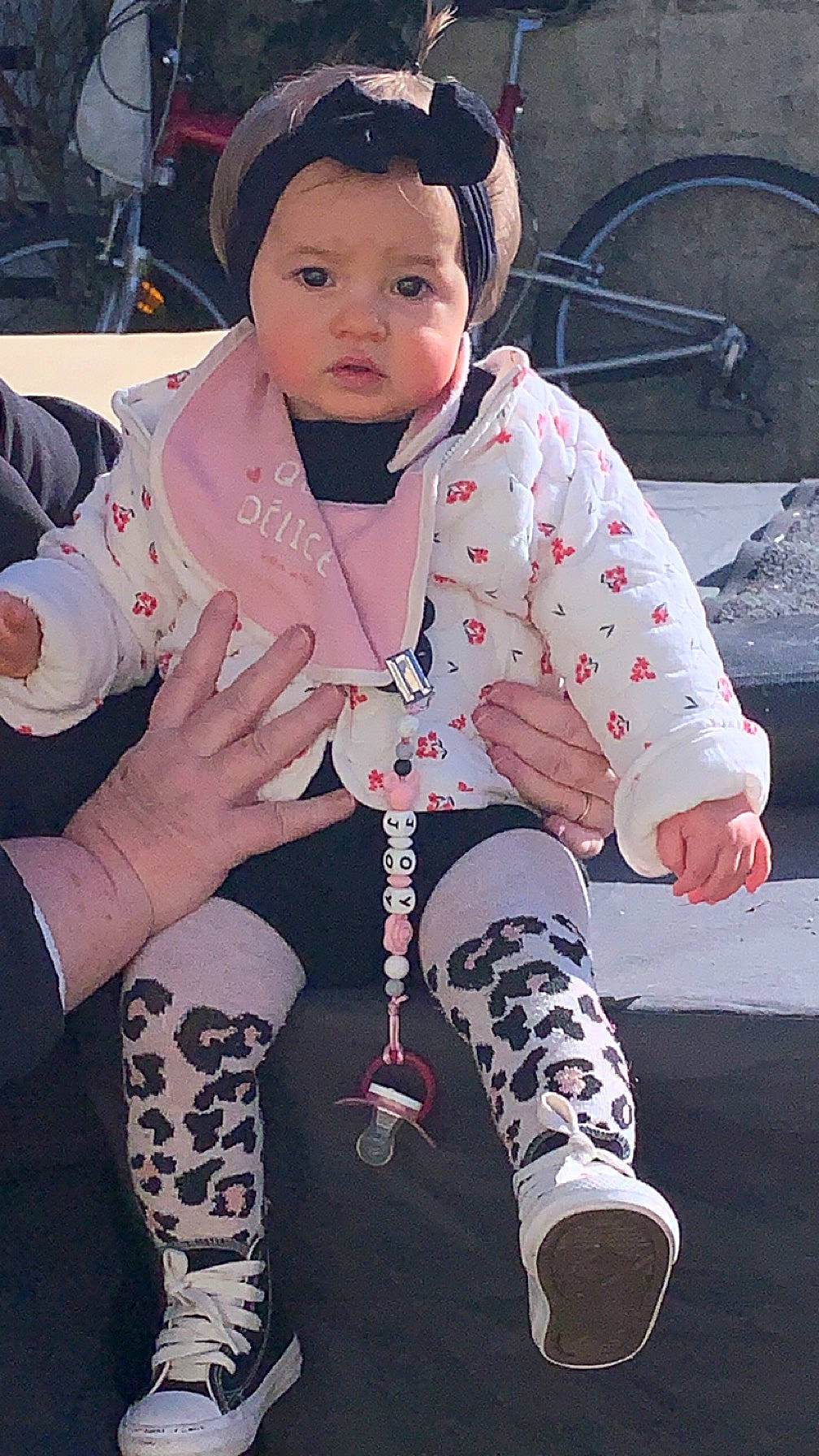 Joy a rejoint le concours — aidez-le/la à gagner de superbes lots ! baseball_cap, black, cap, child, cool, eyewear, fashion, fashion_accessory, hairstyle, headgear, headwear, human_leg, jewellery, knee, necklace, pattern, person, pink, sleeve, thigh