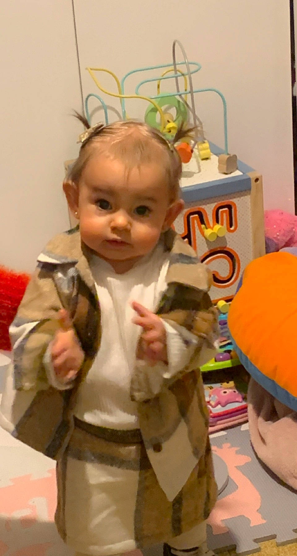 Joy a rejoint le concours — aidez-le/la à gagner de superbes lots ! art, baby, baby_toddler_clothing, baby_toys, baseball_cap, child, fun, person, room, sleeve, stuffed_toy, toddler, toy