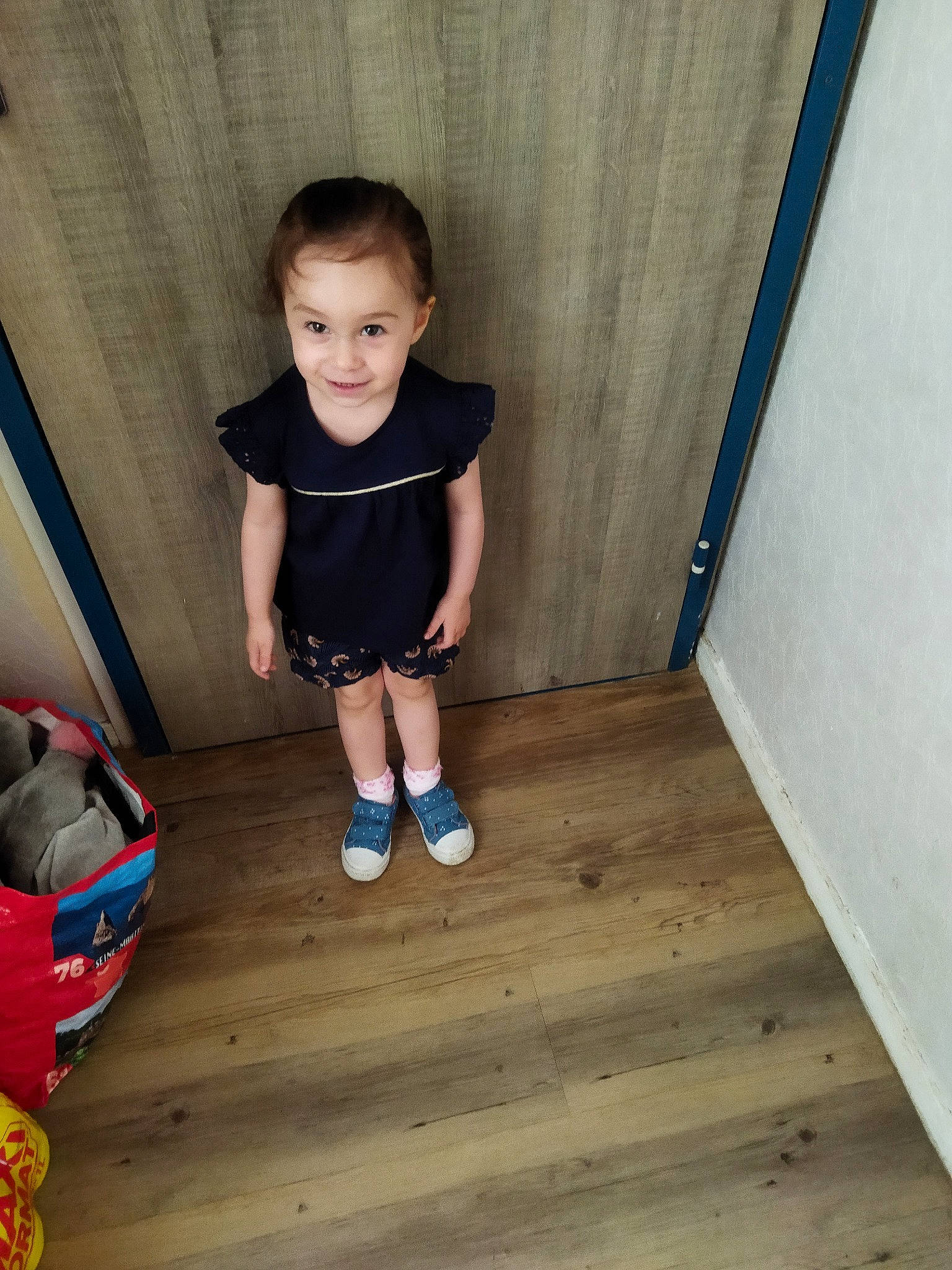 Zoe a rejoint le concours — aidez-le/la à gagner de superbes lots ! baby_toddler_clothing, child, electric_blue, floor, flooring, hardwood, human_leg, joy, knee, laminate_flooring, leg, pattern, person, plank, shorts, sleeve, thigh, toddler, varnish, waist