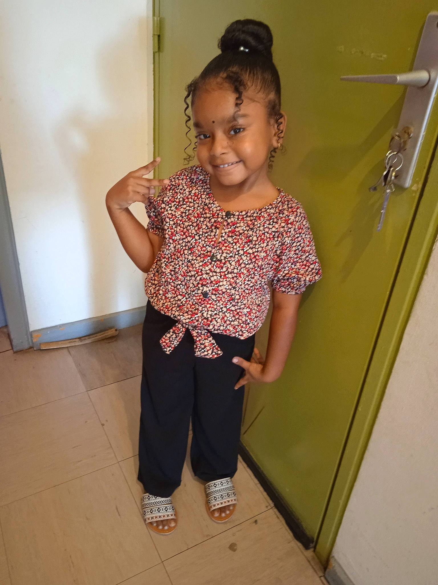 Layana a rejoint le concours — aidez-le/la à gagner de superbes lots ! baby_toddler_clothing, child, door, fashion_design, flooring, fun, happy, hardwood, joint, joy, knee, magenta, pattern, person, room, sleeve, smile, sunglasses, t_shirt, toddler