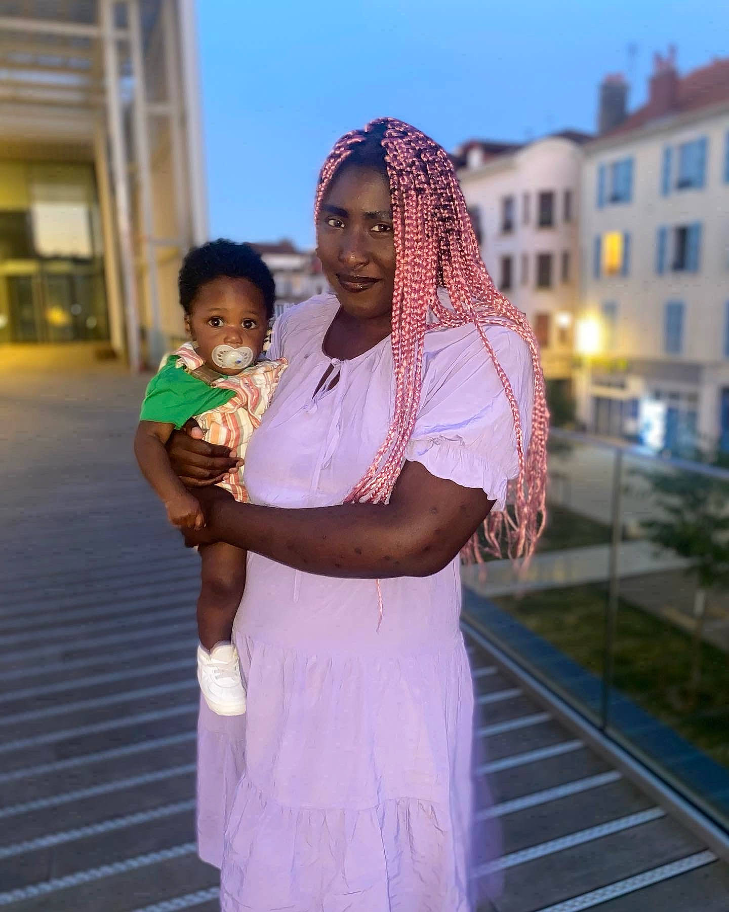 Kaïs participe au concours pour gagner de l'argent avec cette photo : azure, child, event, eyewear, fashion, fun, happy, interaction, jewellery, joy, leisure, necklace, person, road, sandal, shoulder, sky, smile, street, street_fashion