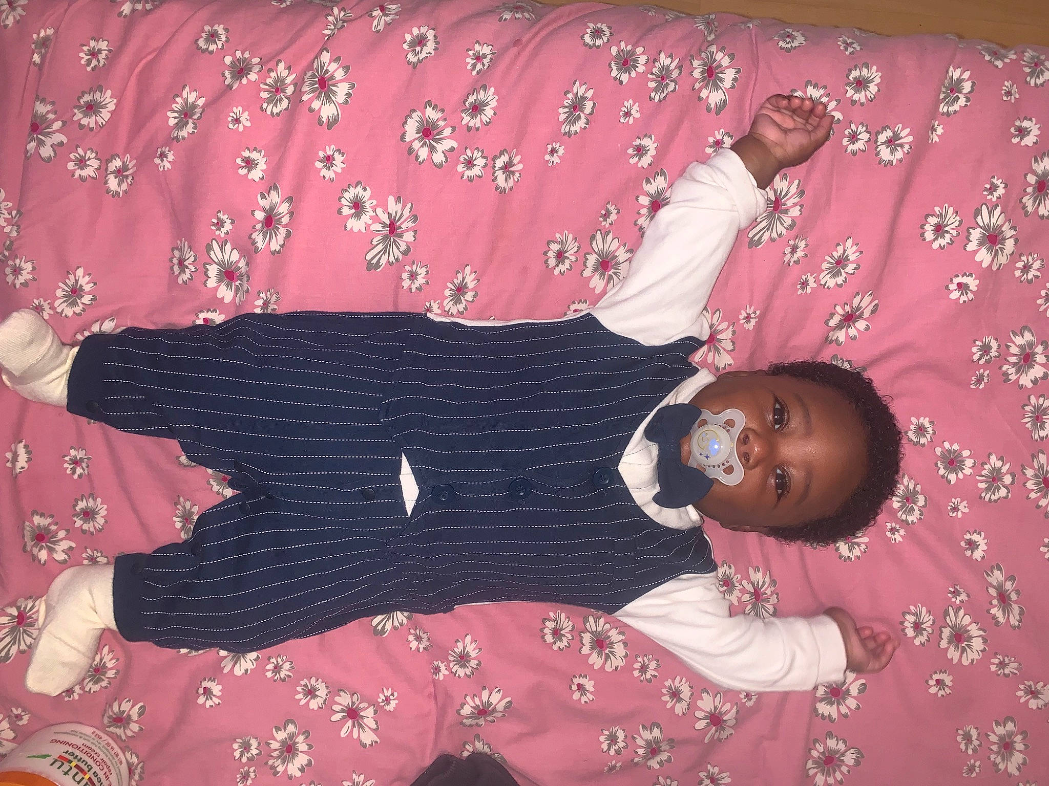 Kaïs a rejoint le concours — aidez-le/la à gagner de superbes lots ! carmine, child, fun, happy, human_leg, linens, magenta, pattern, peach, person, pink, red, room, smile, textile, thigh, tree, vintage_clothing, visual_arts, wall