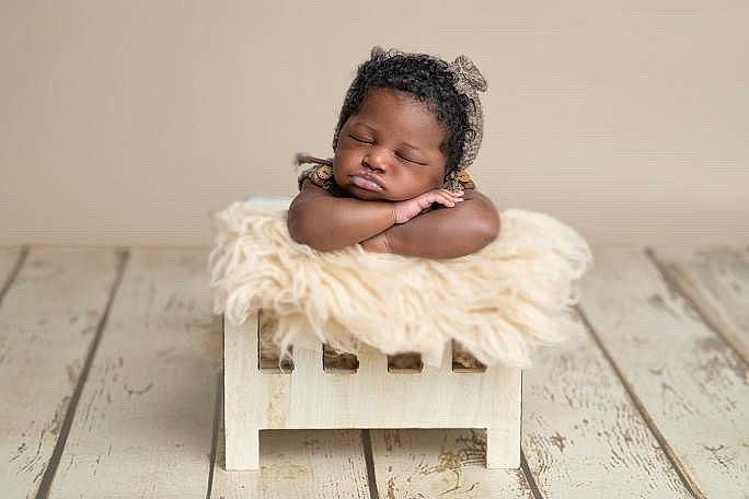 Kaïs a rejoint le concours — aidez-le/la à gagner de superbes lots ! black_hair, comfort, dress, event, eye, fashion_accessory, flash_photography, flooring, fur, hair, happy, hardwood, head, jewellery, monochrome, natural_material, person, sitting, smile, toddler