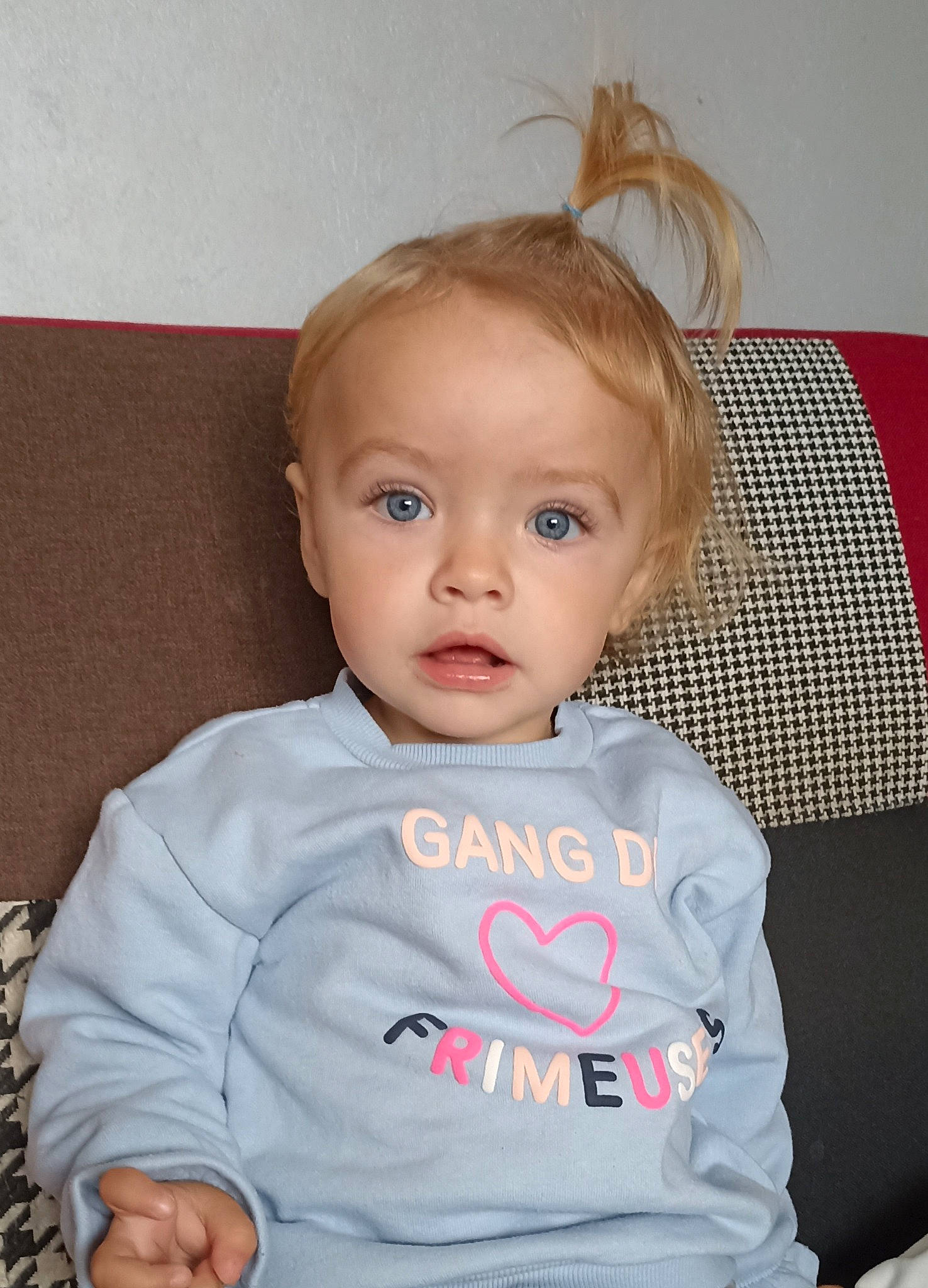 Diane a rejoint le concours — aidez-le/la à gagner de superbes lots ! baby, baby_toddler_clothing, blond, cheek, child, comfort, eye, eyebrow, eyelash, face, fun, happy, iris, lip, neck, person, room, shoulder, sleeve, t_shirt