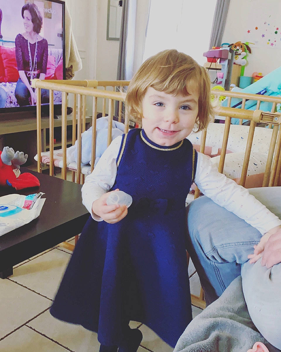 Noéline a rejoint le concours — aidez-le/la à gagner de superbes lots ! baby_toddler_clothing, blond, chair, child, electric_blue, event, facial_expression, fun, furniture, hairstyle, happy, joy, person, purple, room, sitting, sleeve, smile, standing, table