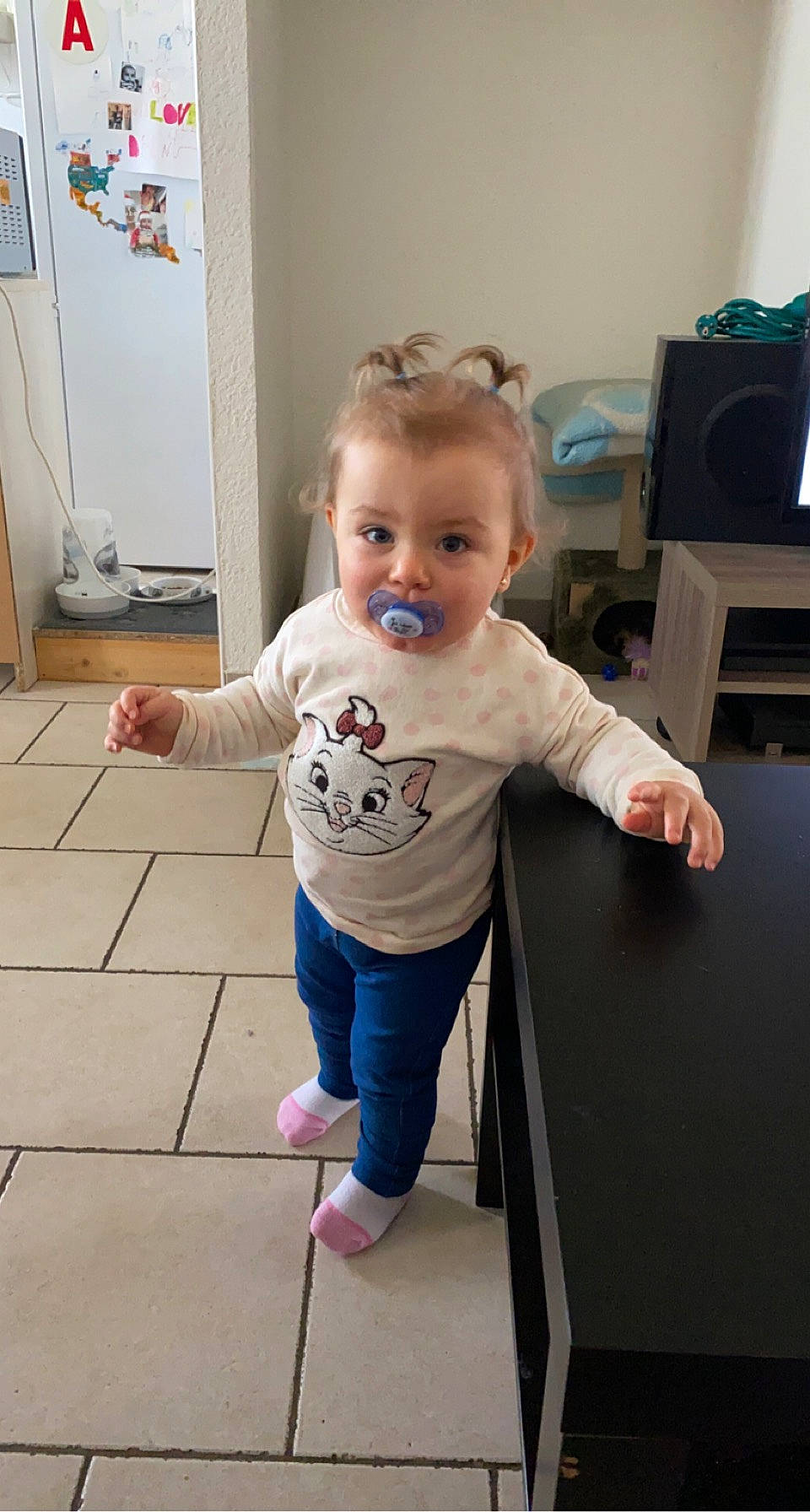 Noéline participe au concours pour gagner de l'argent avec cette photo : ankle, baby, baby_grabbing_for_something, baby_toddler_clothing, blond, cheek, child, cleanliness, ear, floor, flooring, home_appliance, loudspeaker, person, play, shoulder, standing, toddler