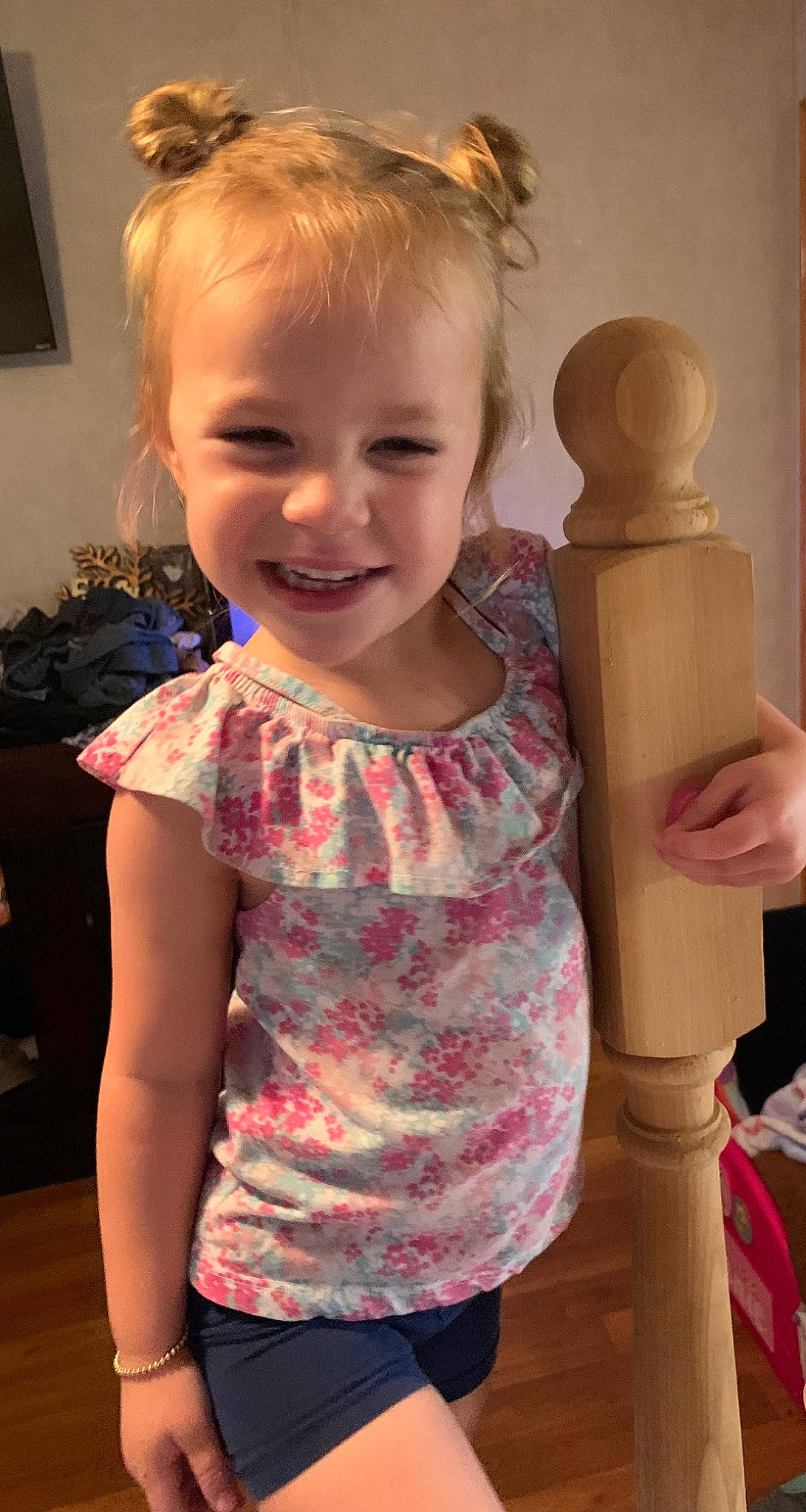 Mckenzie is registered to the contest to win money with this photo: cheek, chin, ear, facial_expression, finger, hair, hairstyle, hand, head, human, joint, joy, neck, nose, organ, person, shoulder, skin, sleeve, smile