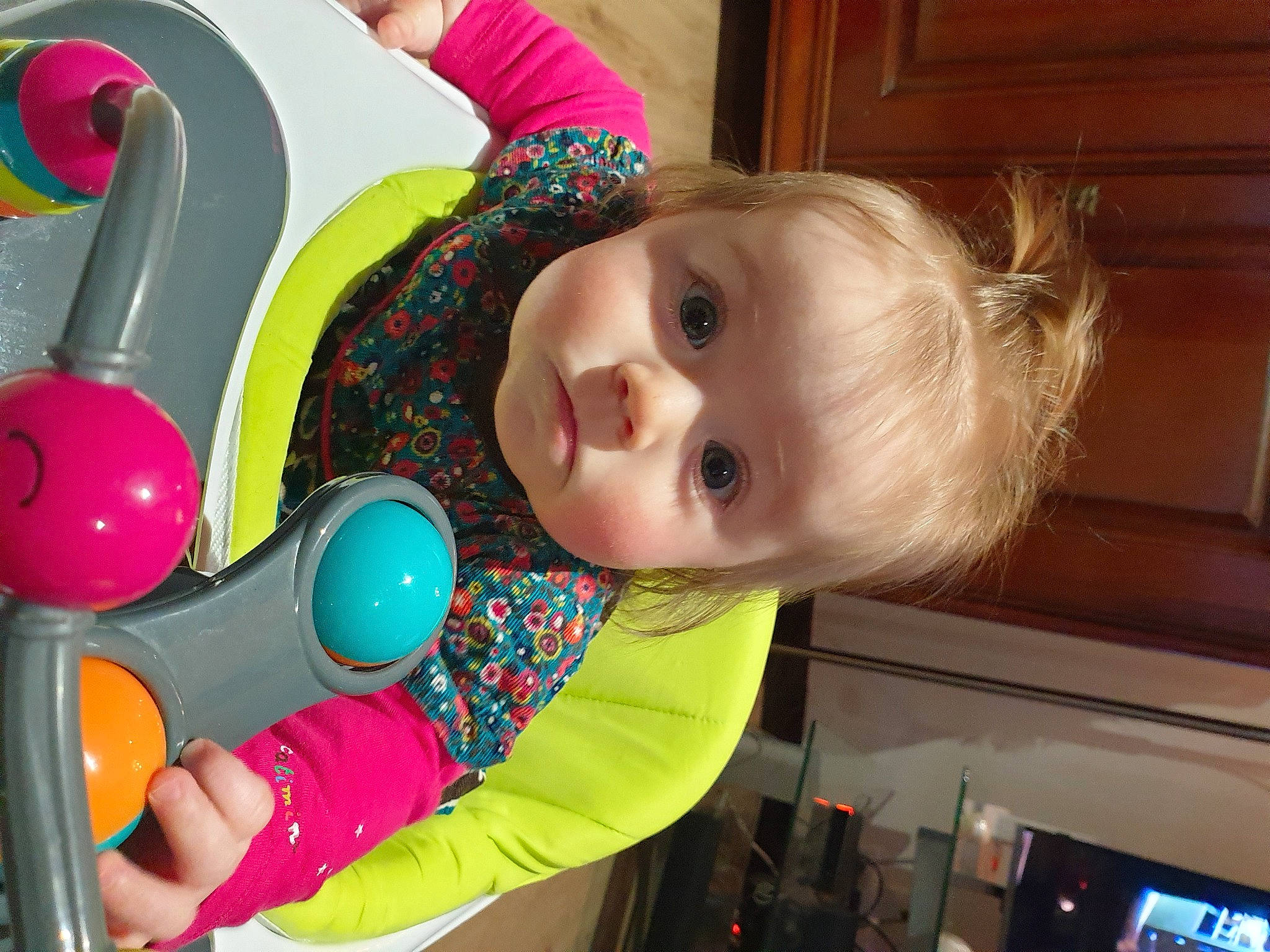 Emy a rejoint le concours — aidez-le/la à gagner de superbes lots ! baby, baby_playing_with_toys, cabinetry, child, ear, eye, face, fun, happy, hardwood, iris, leisure, nose, party_supply, person, play, room, sitting, toddler, toy