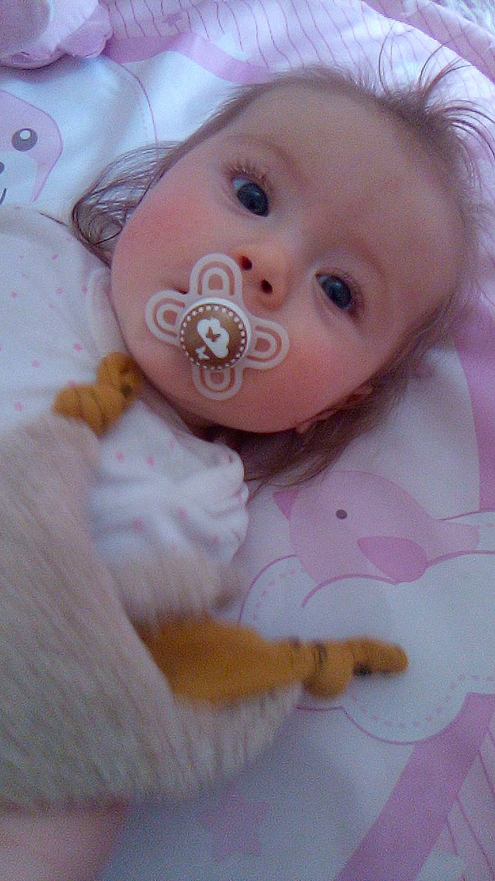 Emy a rejoint le concours — aidez-le/la à gagner de superbes lots ! baby, baby_products, baby_toddler_clothing, cheek, child, comfort, eye, eyebrow, eyelash, face, happy, human_body, iris, linens, lip, nose, peach, person, pink, skin