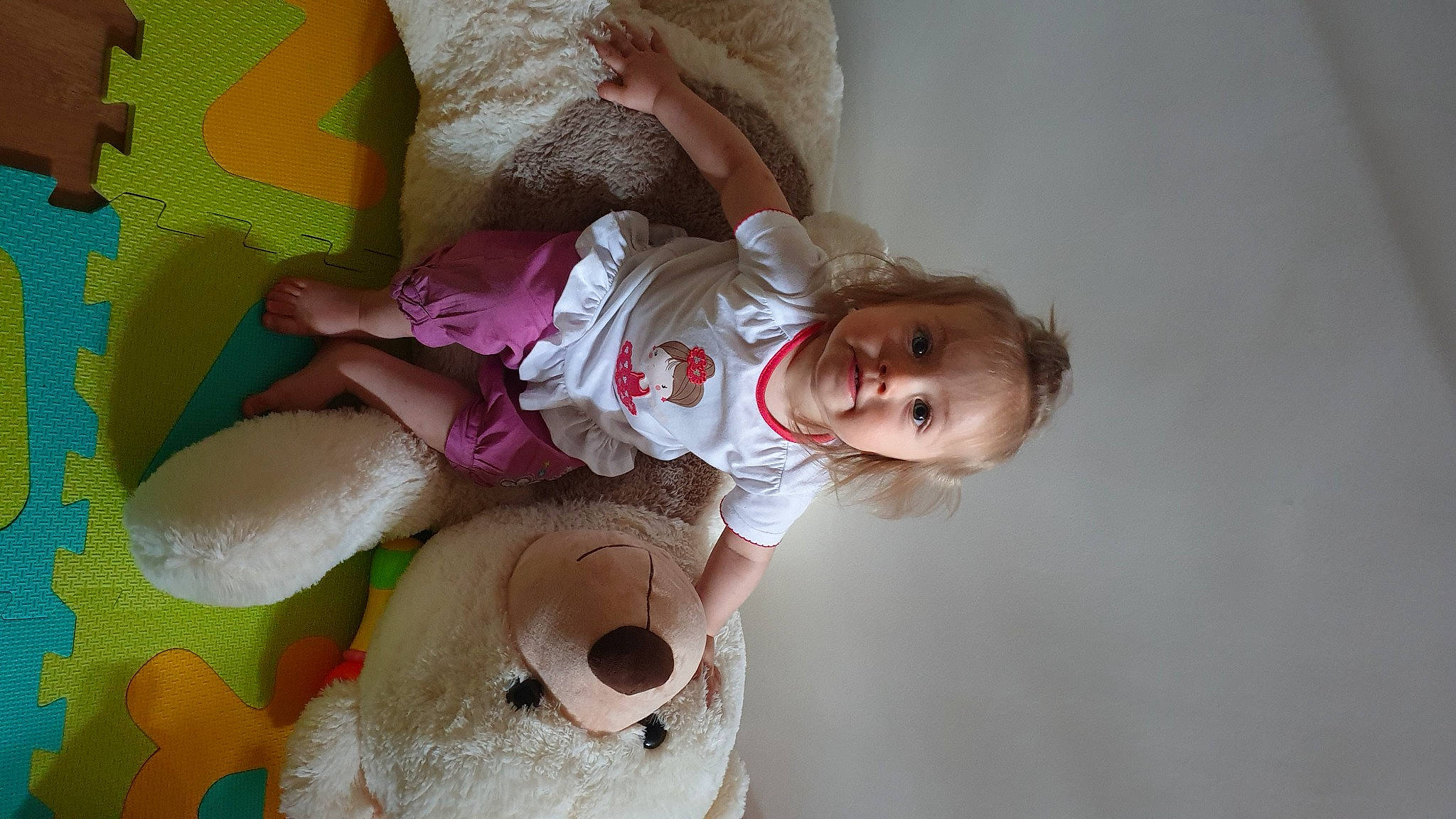 Emy a rejoint le concours — aidez-le/la à gagner de superbes lots ! baby, baby_products, baby_toddler_clothing, cheek, child, facial_expression, fun, fur, happy, headgear, iris, nose, person, pink, room, skin, smile, stuffed_toy, textile, toddler