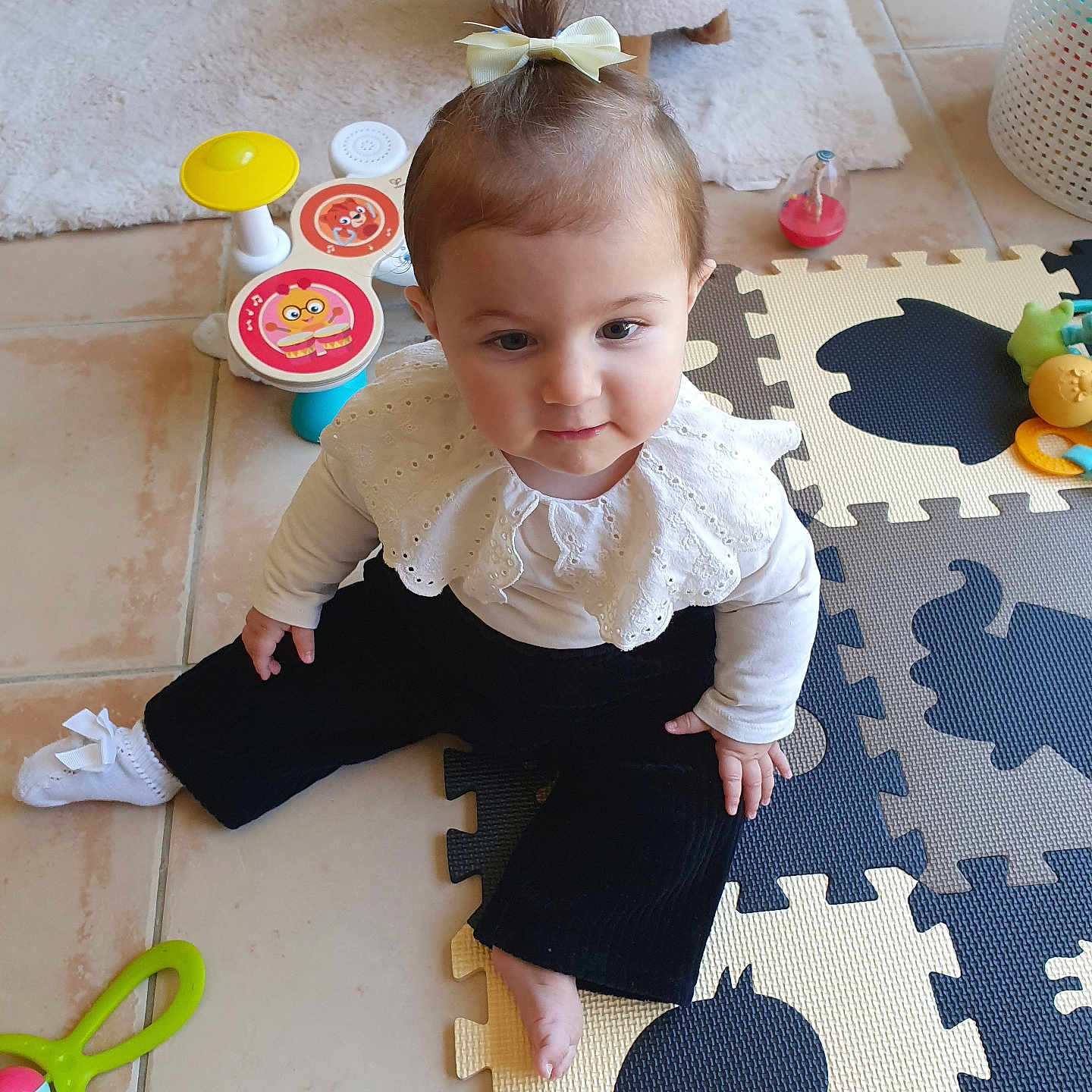 Athéna a rejoint le concours — aidez-le/la à gagner de superbes lots ! architecture, baby, building, clothing, cutlery, face, furniture, head, homedecor, hosiery, indoors, livingroom, pants, person, photography, portrait, room, sitting, sock, spoon