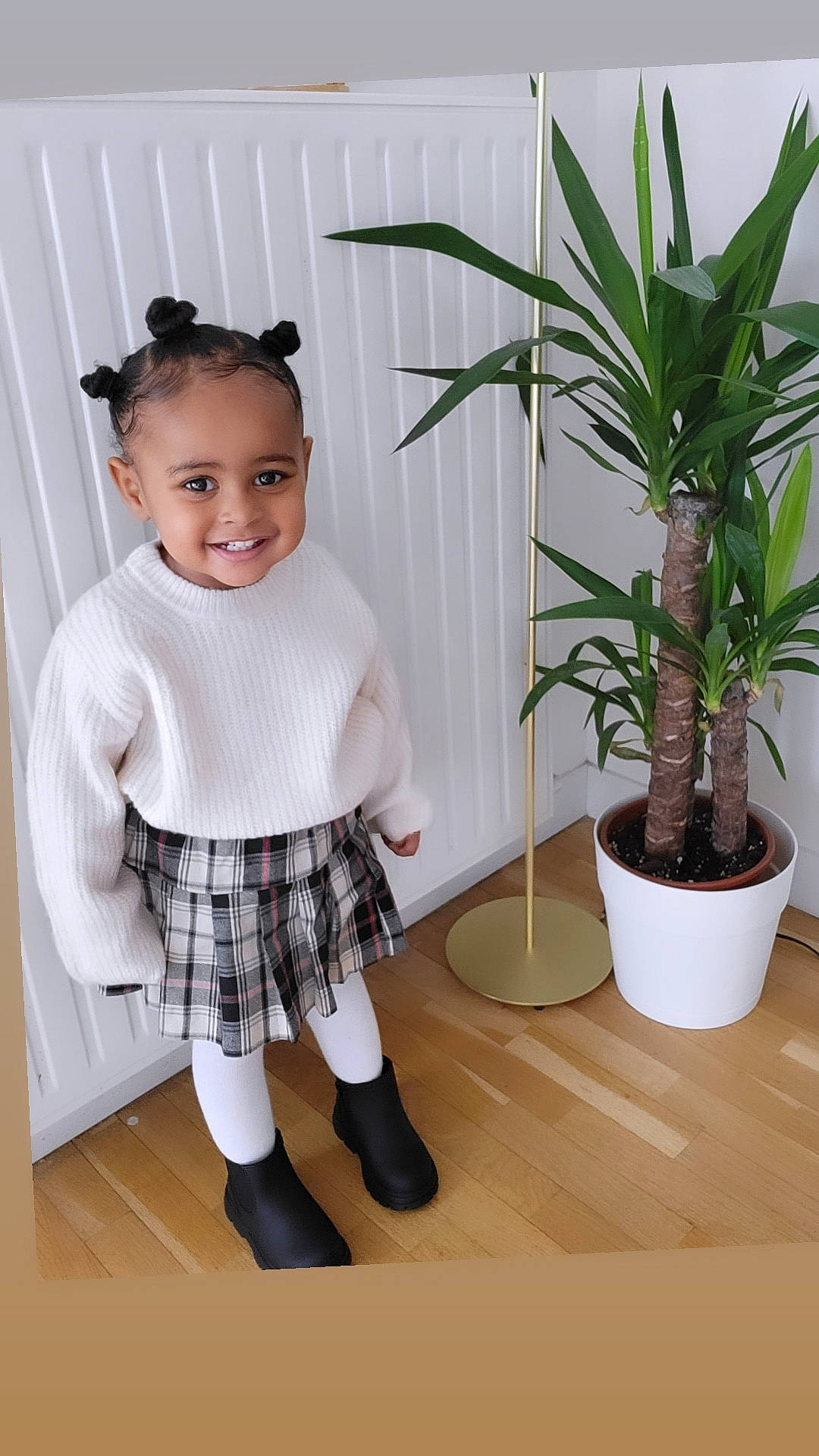 Safiya participe au concours pour gagner de l'argent avec cette photo : baby_toddler_clothing, child, design, fashion_accessory, flowerpot, houseplant, human_leg, joy, knee, pattern, person, plaid, plant, sleeve, smile, sock, tartan, terrestrial_plant, thigh, toddler