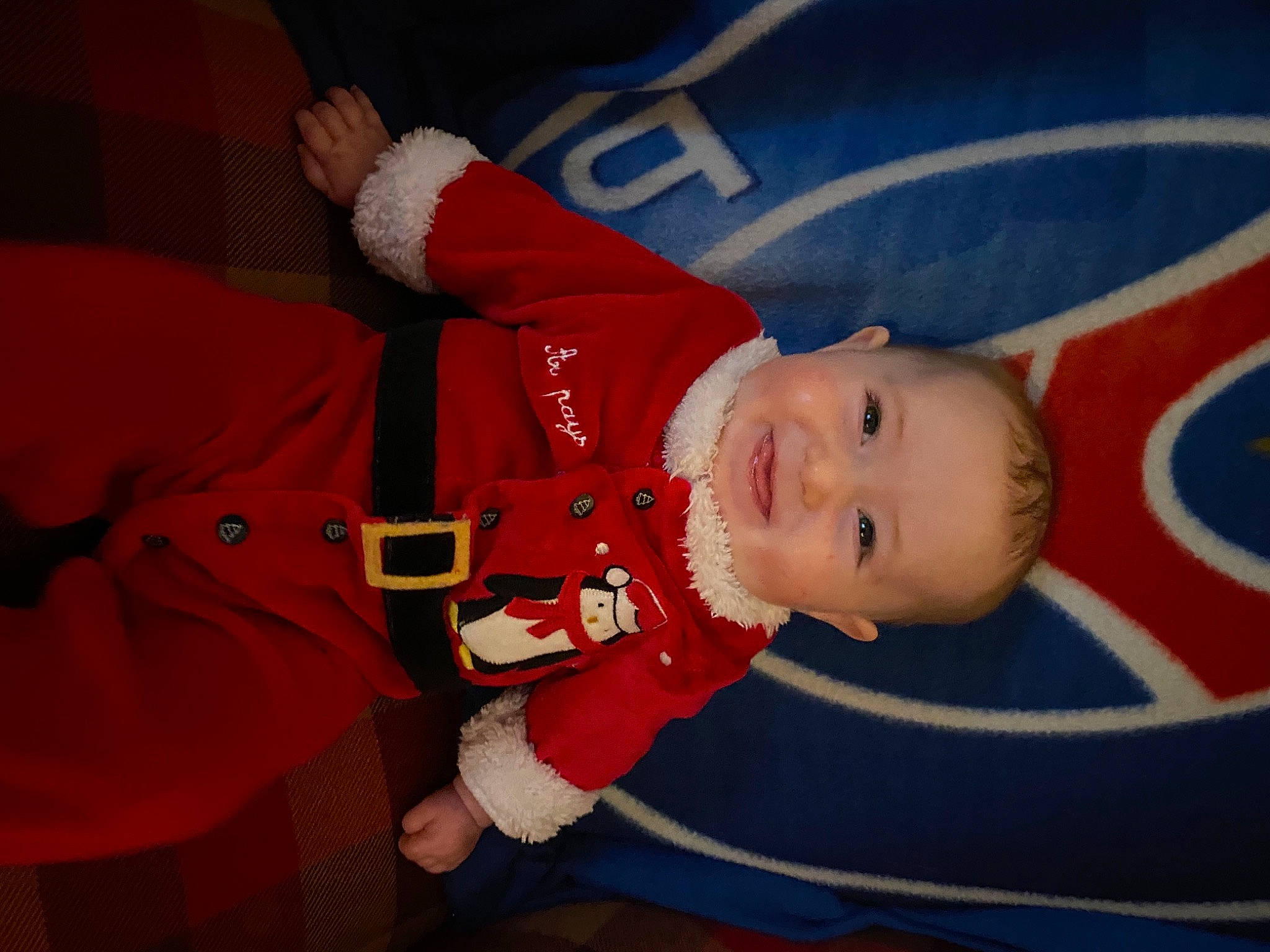 Liona participe au concours pour gagner de l'argent avec cette photo : baby, baby_toddler_clothing, carmine, cheek, child, christmas, costume, fictional_character, joy, person, pleased, toddler