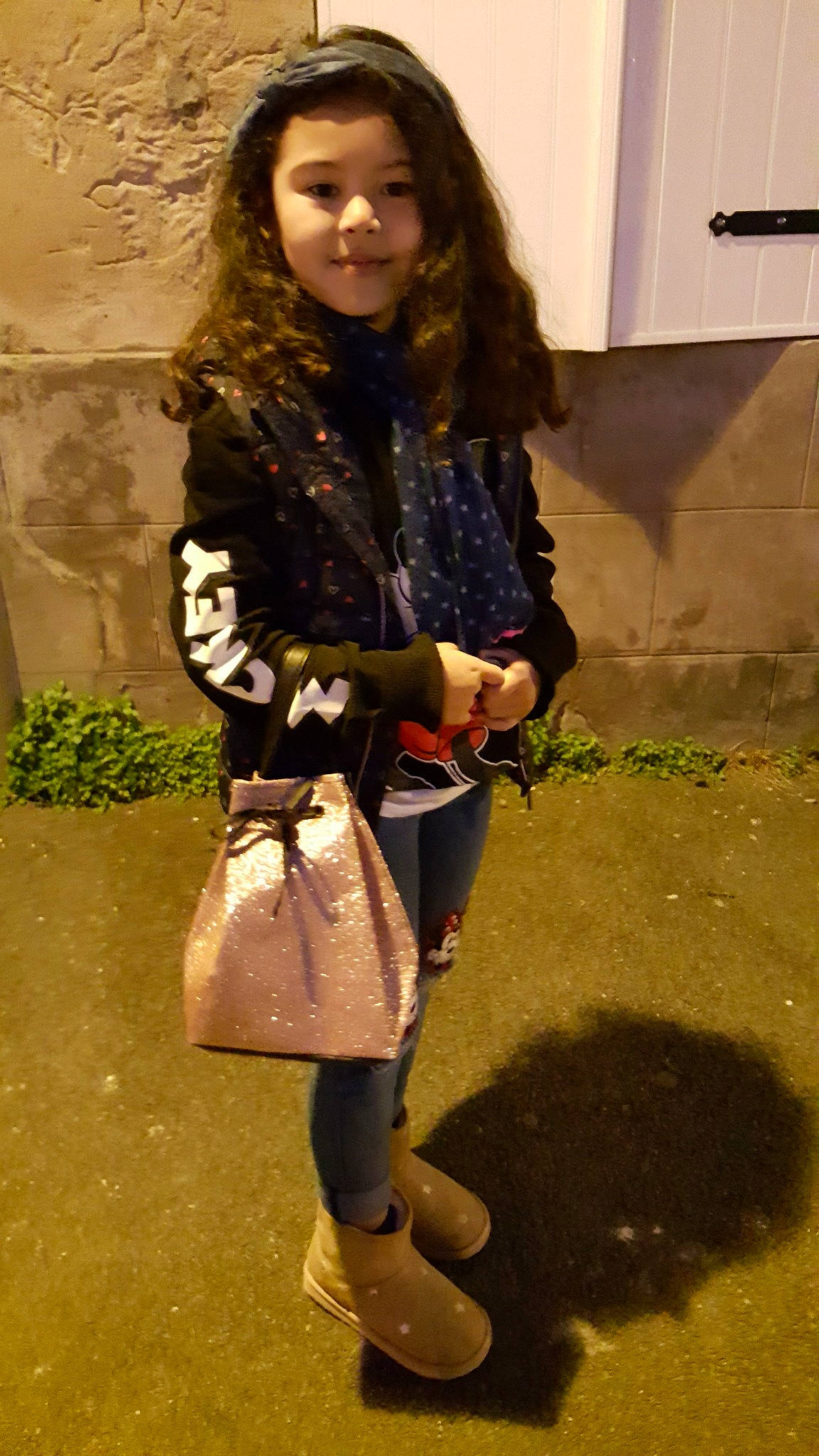 Dayana participe au concours pour gagner de l'argent avec cette photo : fawn, footwear, leggings, long_hair, outerwear, person, shoe, tights