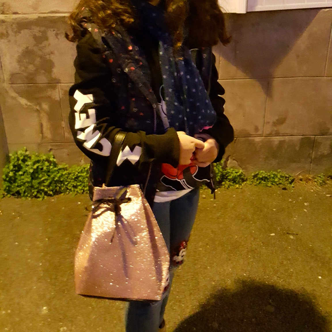 Dayana participe au concours pour gagner de l'argent avec cette photo : fawn, footwear, leggings, long_hair, outerwear, person, shoe, tights