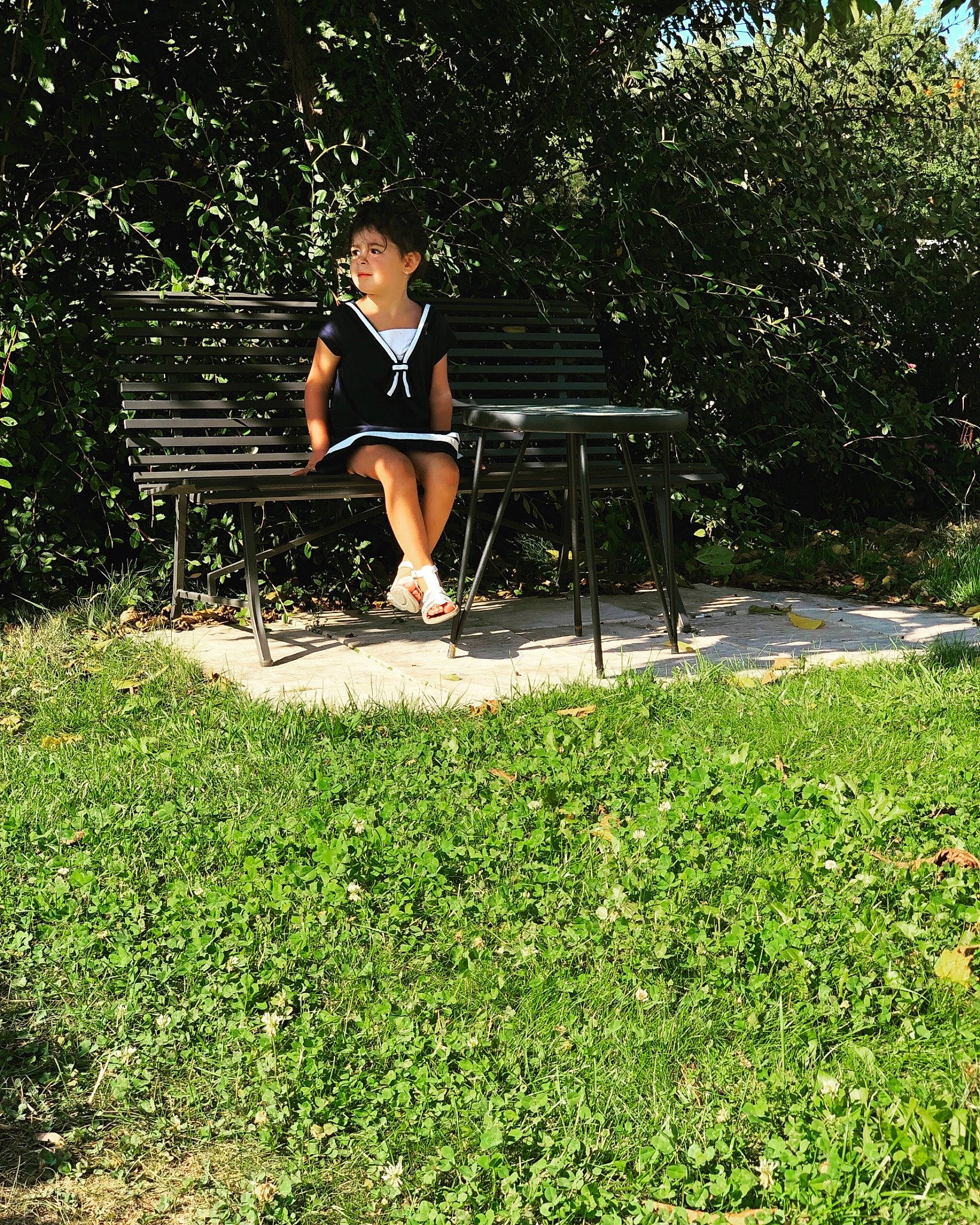 Maëline participe au concours pour gagner de l'argent avec cette photo : botany, dress, garden, grass, grass_family, green, lawn, leaf, leg, leisure, park, people_in_nature, person, plant, shrub, sitting, spring, summer, sunlight, tree