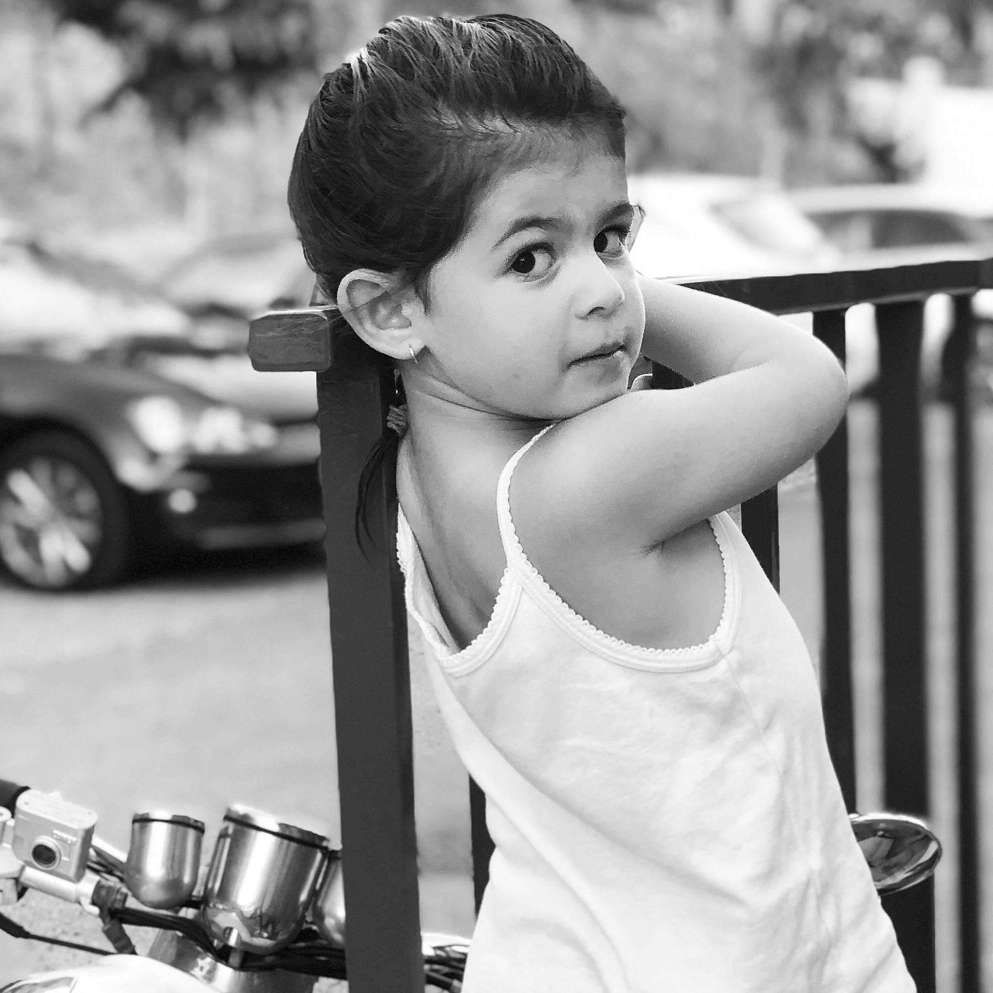 Maëline a rejoint le concours — aidez-le/la à gagner de superbes lots ! arm, beauty, black_and_white, child, child_model, ear, hair, hairstyle, lip, monochrome, monochrome_photography, neck, person, photo_shoot, photograph, photography, portrait_photography, shoulder, smile, snapshot