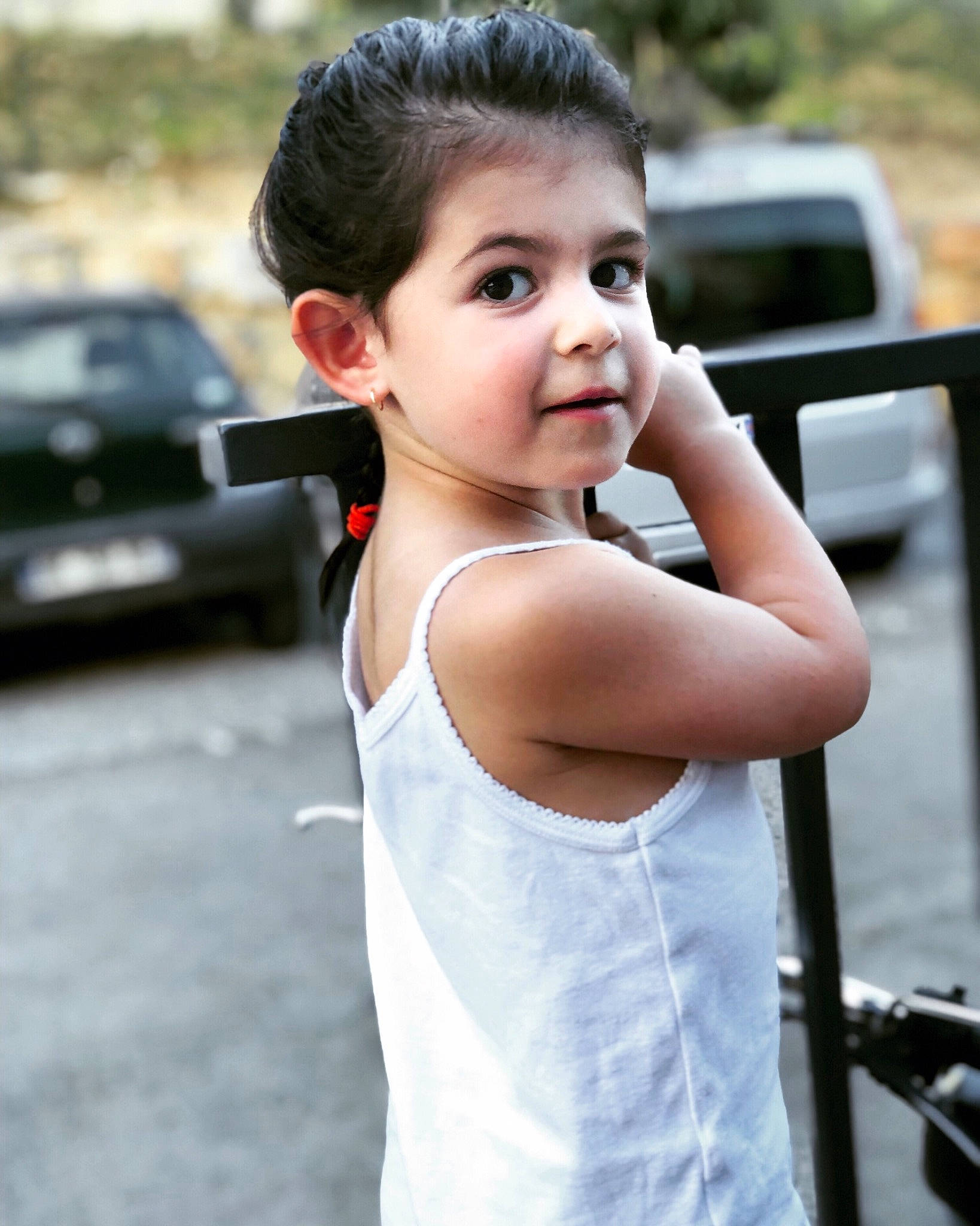 Maëline a rejoint le concours — aidez-le/la à gagner de superbes lots ! arm, beauty, car, child, child_model, chin, family_car, gesture, hairstyle, neck, person, photography, plant, shoulder, sleeveless_shirt, summer, t_shirt, top, vacation, vehicle