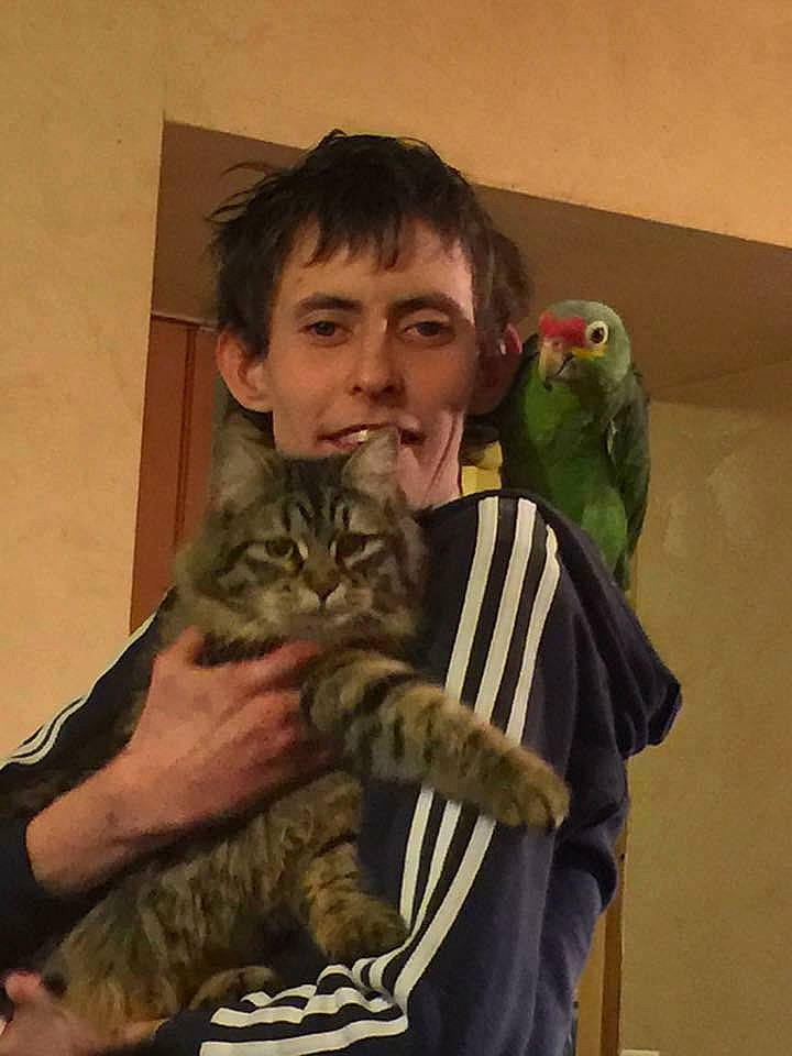 Leya participe au concours pour gagner de l'argent avec cette photo : bird, carnivore, cat, child, comfort, domestic_short_haired_cat, felidae, fur, gesture, lap, mammal, organ, parrot, room, sitting, small_to_medium_sized_cats, smile, t_shirt, whiskers, wildlife_biologist