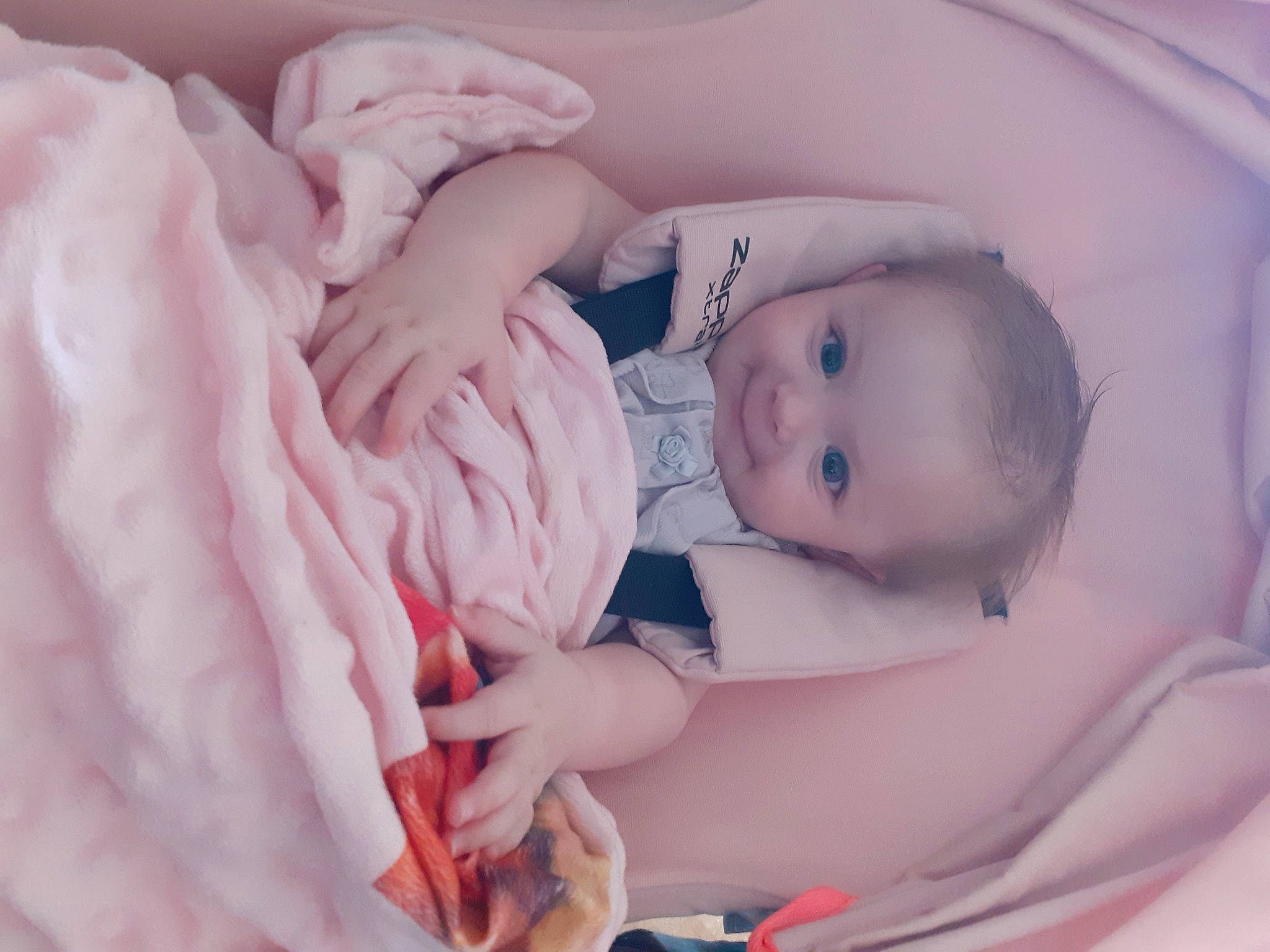 Clémentine a rejoint le concours — aidez-le/la à gagner de superbes lots ! arm, baby, baby_products, baby_sleeping, baby_toddler_clothing, bedtime, cheek, child, comfort, eye, eyelash, happy, iris, lip, mouth, nail, pattern, person, pink, skin