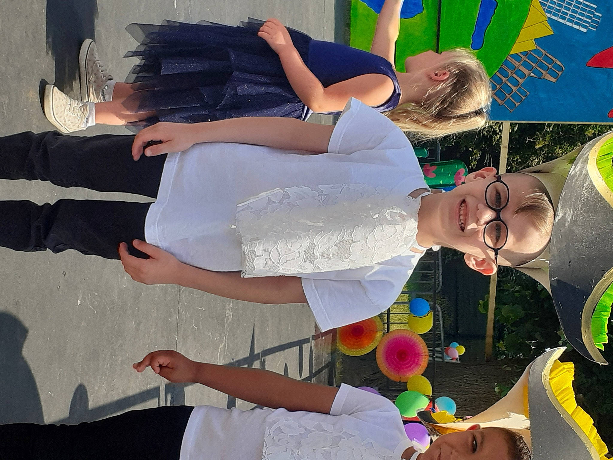 Alexis participe au concours pour gagner de l'argent avec cette photo : arm, art, child, event, eyewear, fun, gesture, green, hand, happy, human_leg, joy, leisure, person, photograph, recreation, snapshot, sunglasses, thigh, umbrella