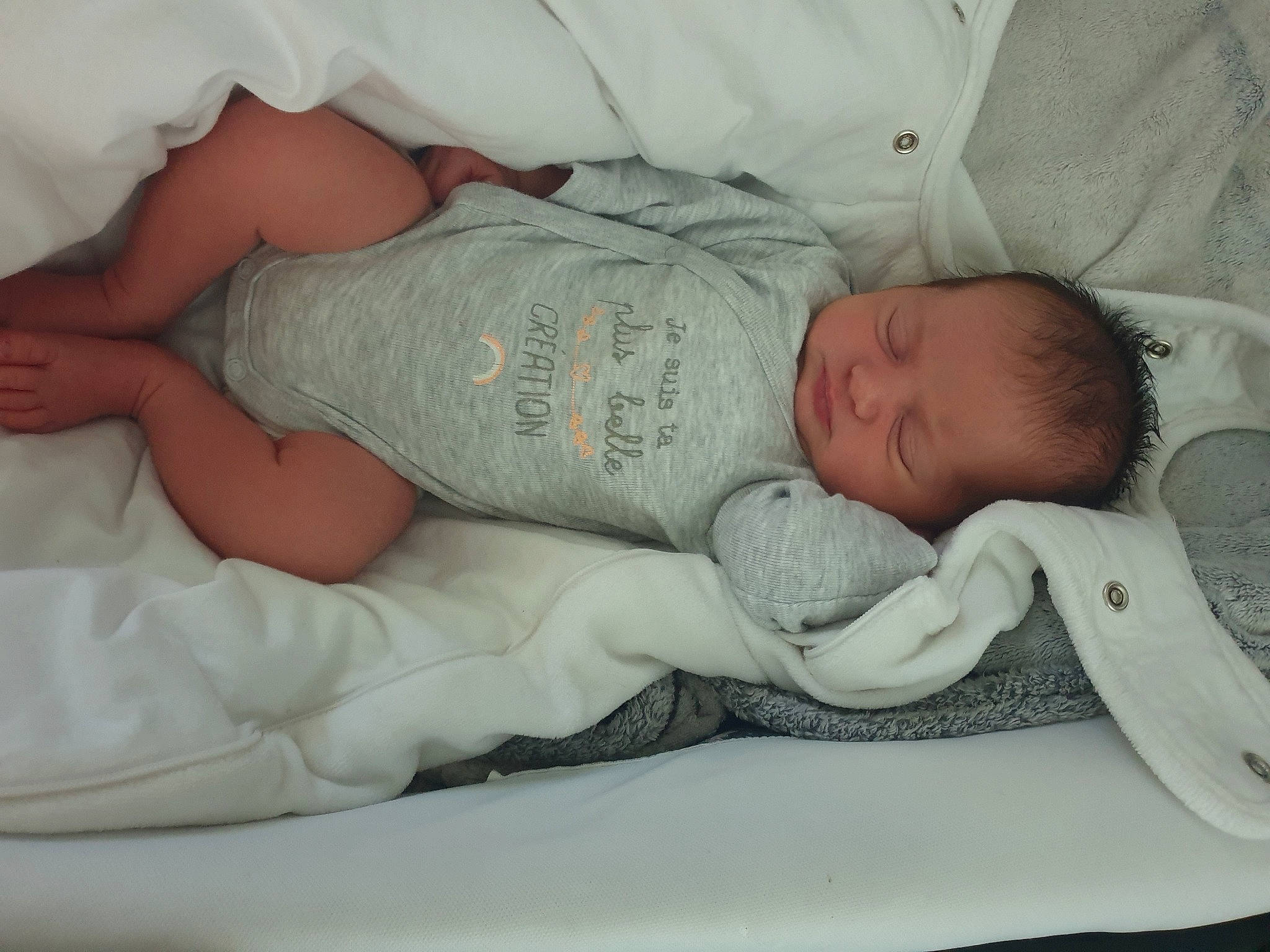 Swana participe au concours pour gagner de l'argent avec cette photo : baby, baby_safety, baby_sleeping, bedtime, birth, child, comfort, hand, nap, person, product, sleep, toddler