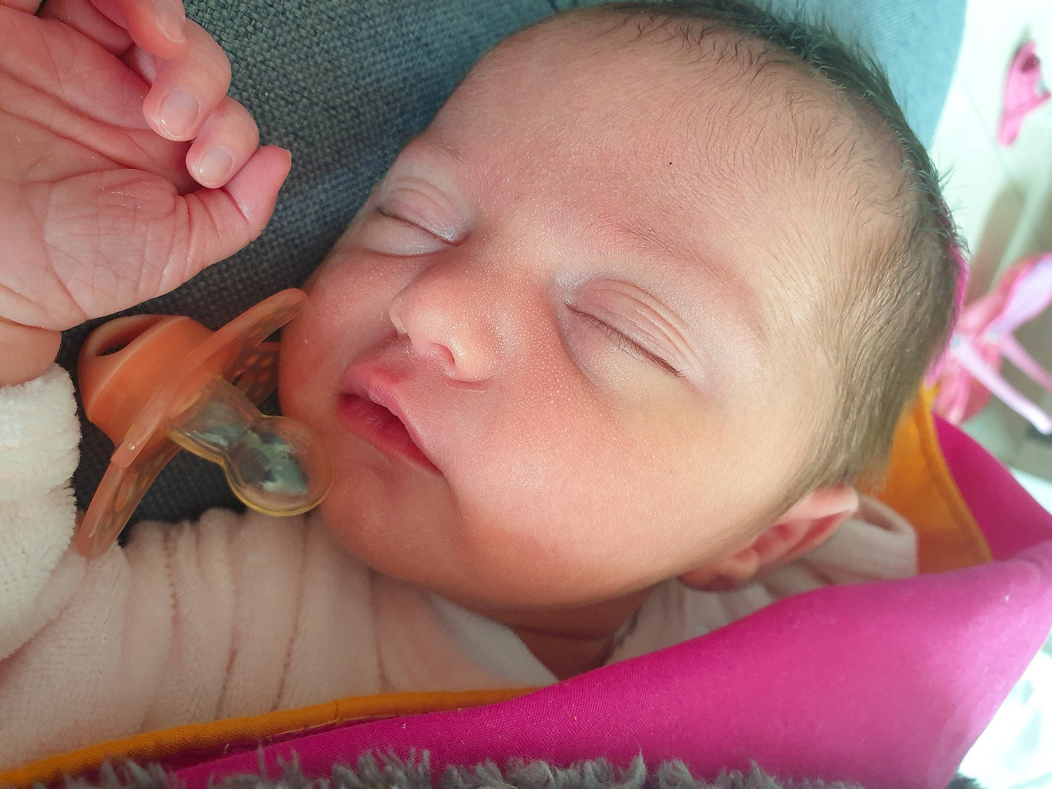 Swana participe au concours pour gagner de l'argent avec cette photo : baby, birth, cheek, child, close_up, ear, eye, face, finger, forehead, hand, head, iris, lip, mouth, nose, person, product, skin, sleep