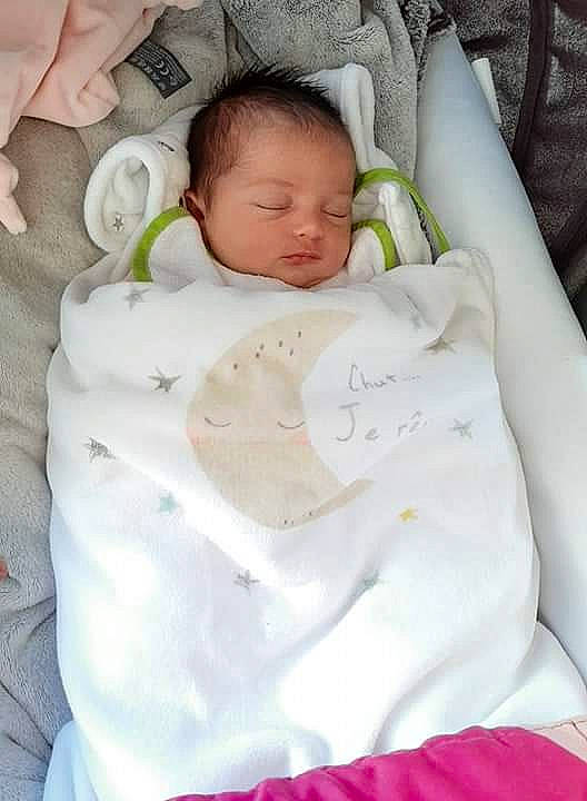 Swana participe au concours pour gagner de l'argent avec cette photo : baby, baby_products, baby_sleeping, bedding, bedtime, blanket, child, comfort, infant_bed, linens, nap, person, product, skin, sleep, toddler