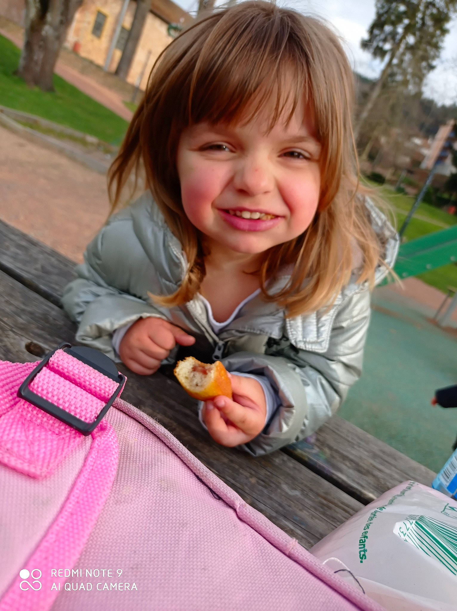 Tess a rejoint le concours — aidez-le/la à gagner de superbes lots ! child, event, facial_expression, finger, fun, grass, hand, happy, joy, leisure, person, pink, plant, play, recreation, sitting, sky, smile, tableware, toddler