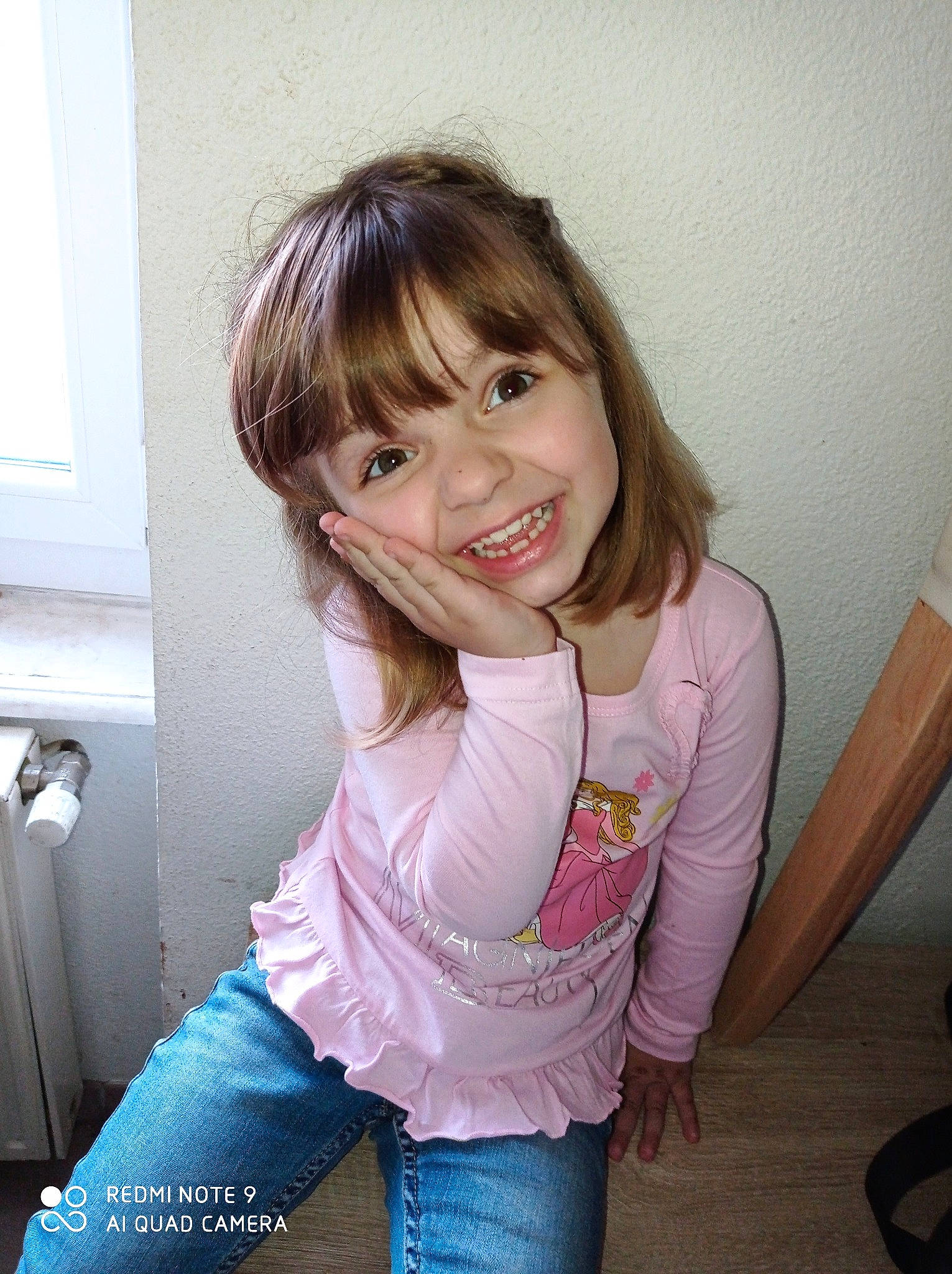 Tess a rejoint le concours — aidez-le/la à gagner de superbes lots ! bangs, black_hair, cheek, chin, clothing, eye, eyebrow, gesture, happy, head, iris, jeans, joy, lip, neck, nose, person, shoulder, skin, sleeve