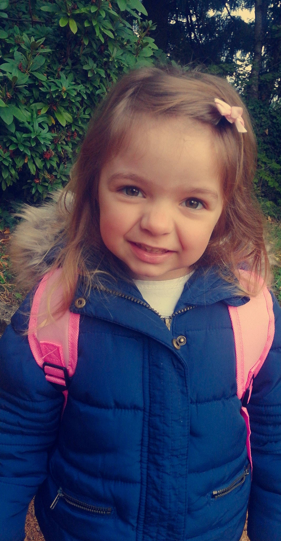 Tess participe au concours pour gagner de l'argent avec cette photo : cheek, chin, eye, eyebrow, flash_photography, hair, hairstyle, happy, head, iris, joy, leaf, lip, mouth, nose, organ, people_in_nature, person, shoulder, skin