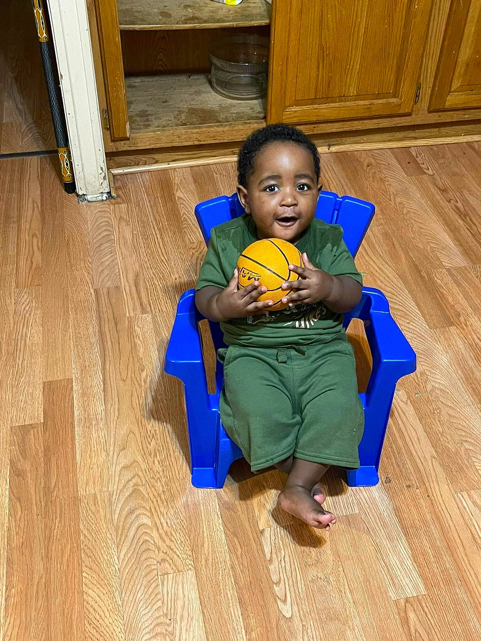 Kobe is registered to the contest to win money with this photo: baby, baby_toddler_clothing, chair, comfort, electric_blue, floor, flooring, fun, happy, hardwood, laminate_flooring, leisure, person, room, sitting, smile, toddler, varnish, wood, wood_flooring