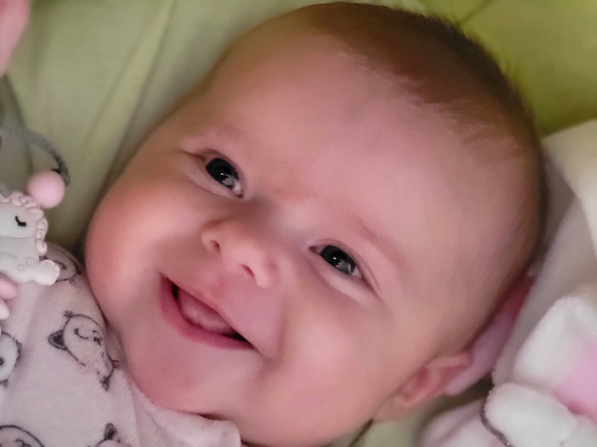 Iliana a rejoint le concours — aidez-le/la à gagner de superbes lots ! baby, baby_toddler_clothing, cheek, child, close_up, ear, eye, eyebrow, eyelash, finger, happy, iris, joy, lip, mammal, mouth, nose, person, pink, skin